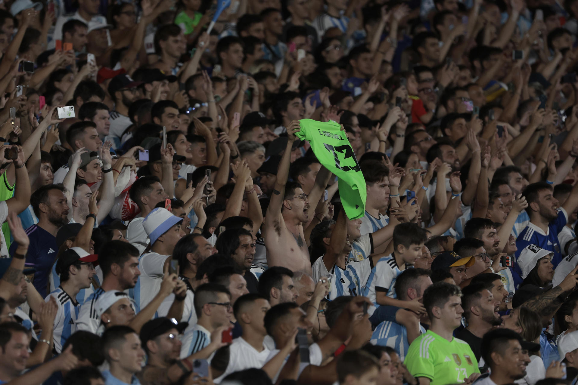 Hinchas de Argentina animan hoy, en un partido amistoso entre las selecciones de Argentina y Panamá en el estadio Monumental, en Buenos Aires (Argentina). EFE/Juan Ignacio Roncoroni 