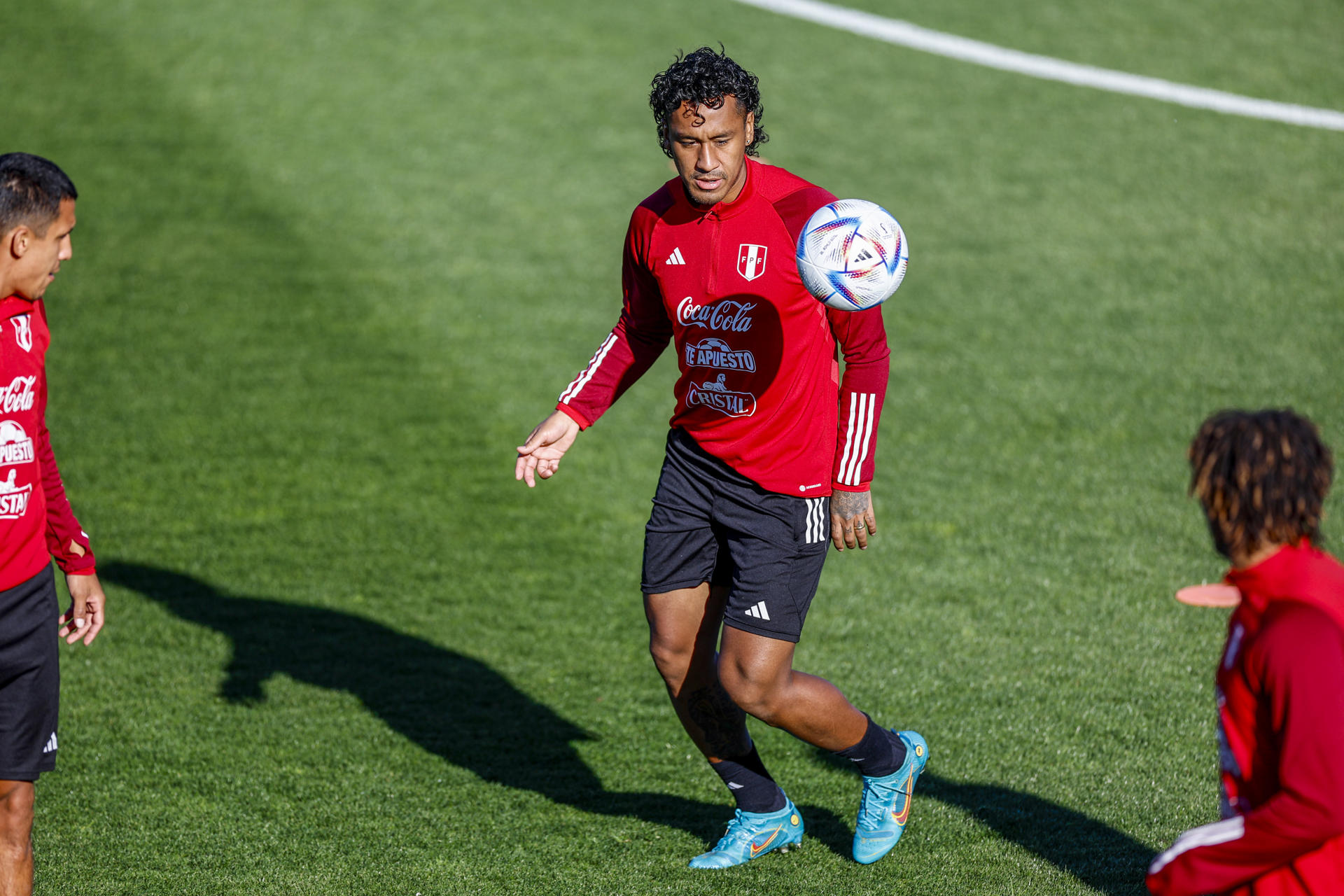 El centrocampista peruano Renato Tapia participa en la sesión de entrenamiento de la selección peruana en la Ciudad del Fútbol de las Rozas, Madrid, este lunes, para preparar los dos encuentros amistosos que Perú disputará en los próximos días, ante Alemania y Marruecos. EFE/Rodrigo Jiménez