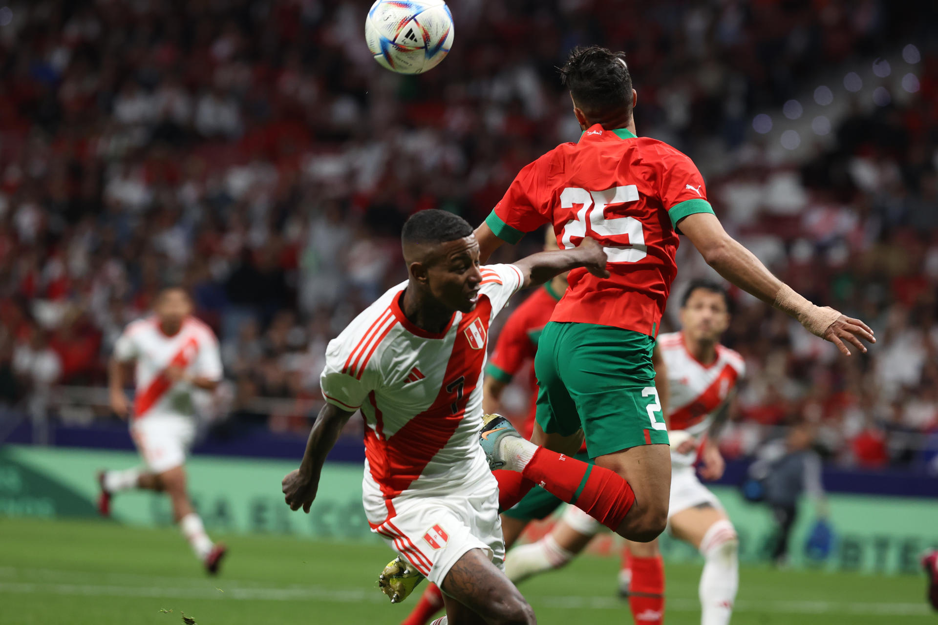 El defensa de la selección marroquí Yahia Attiyat Allah (d) lucha con Andy Polo, de la selección de Perú, durante el partido amistoso que las selecciones de fútbol de Marruecos y Perú disputaron en el estadio Civitas Metropolitano, en Madrid. EFE/Kiko Huesca 