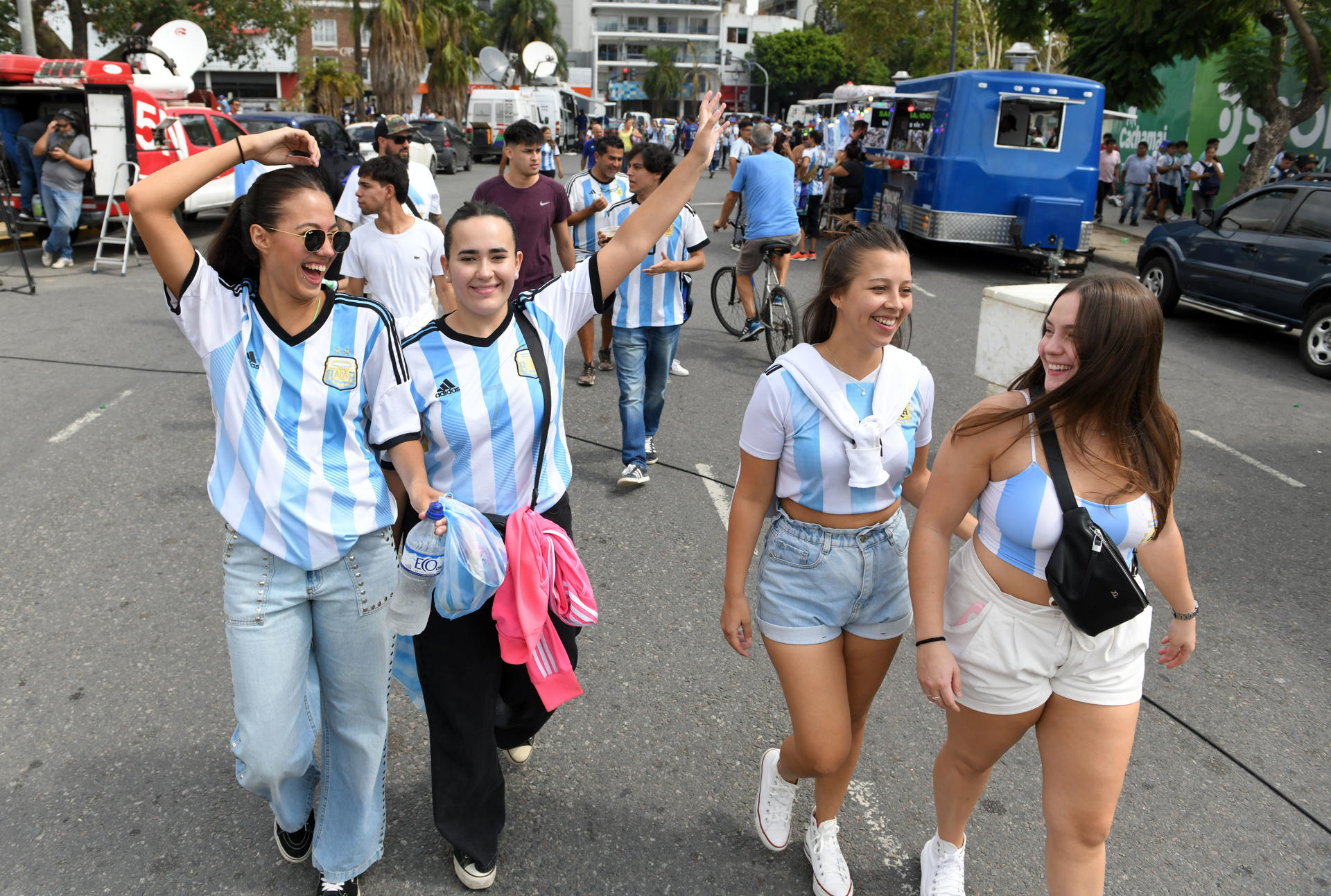 Hinchas de Argentina asisten hoy, al partido amistoso ante Panamá en Buenos Aires (Argentina). EFE/ Enrique García Medina 