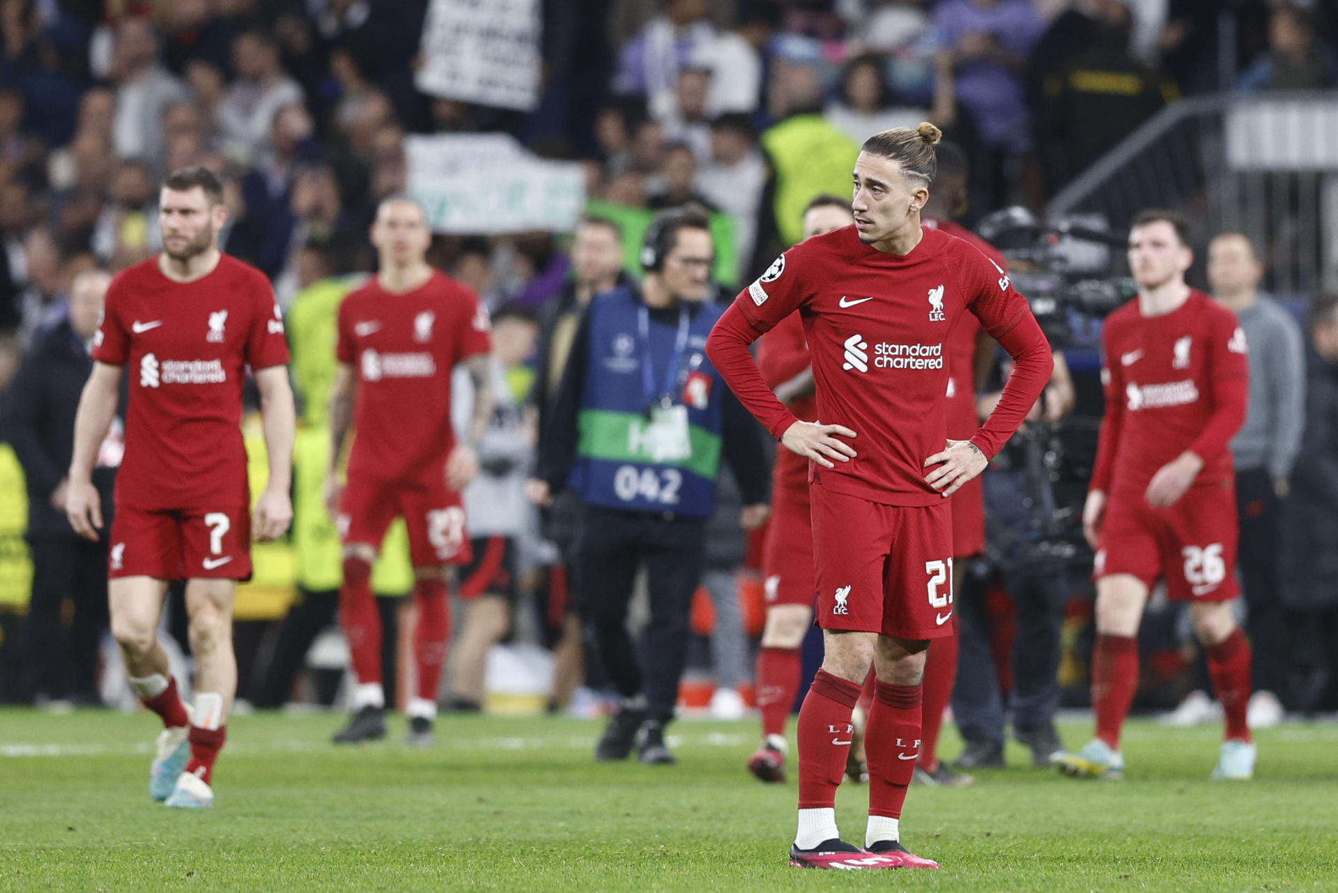 Los jugadores del Liverpool al finalizar el partido de vuelta de los octavos de final de la Liga de Campeones que Real Madrid y Liverpool disputaron en el estadio Santiago Bernabéu, en Madrid. EFE/Rodrigo Jiménez