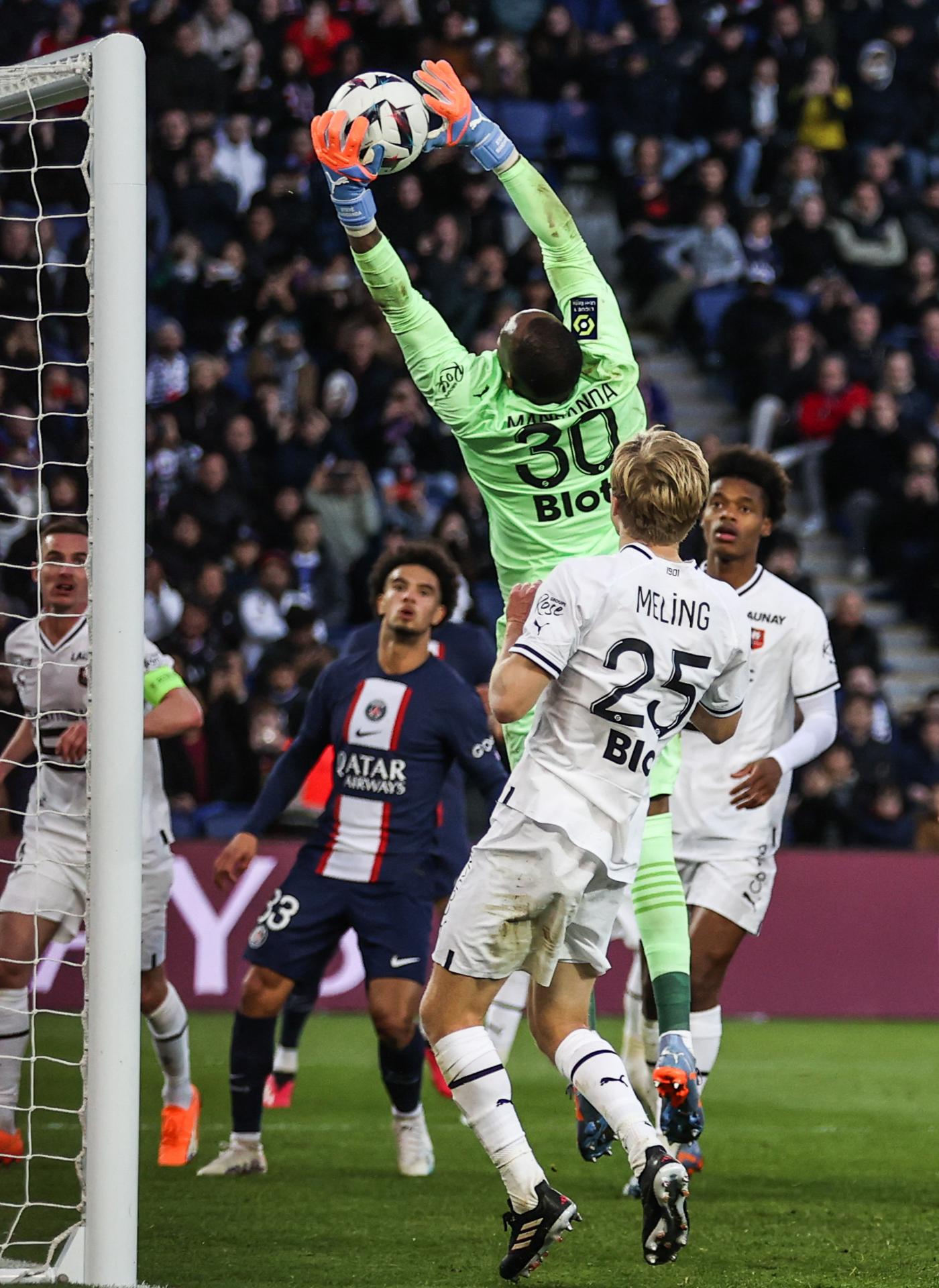 Mandanda atrapa un balón ante el París Saint Germain. EFE/EPA/MOHAMMED BADRA 