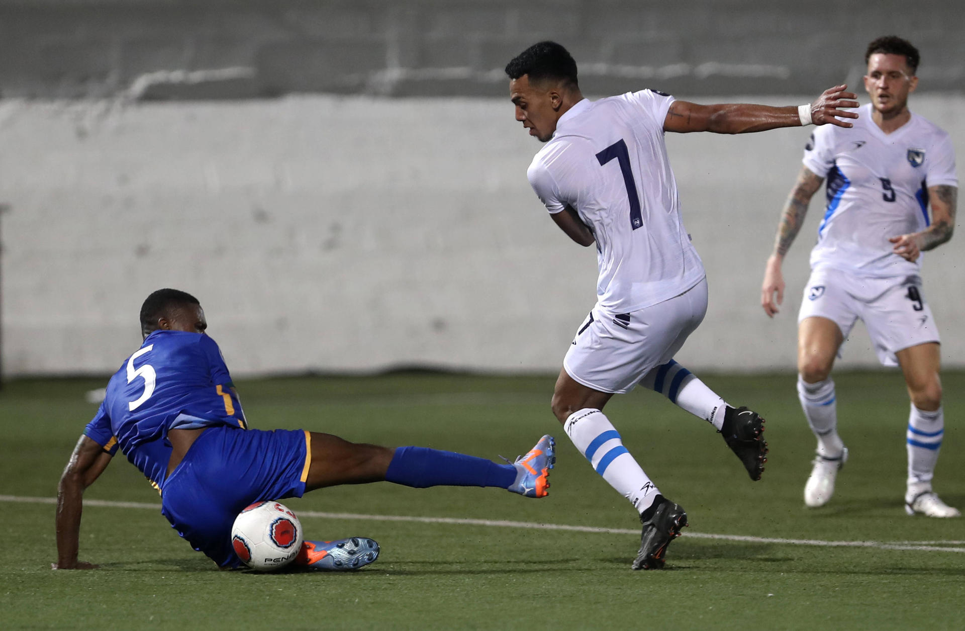 El jugador de San Vicente y las Granadinas Jahvin Sutherland (i), defiende ante nicaragüense Ariagner Smith (d), durante el juego entre Nicaragua y San Vicente y Las Granadinas, hoy, en Managua (Nicaragua). EFE/Jorge Torres 