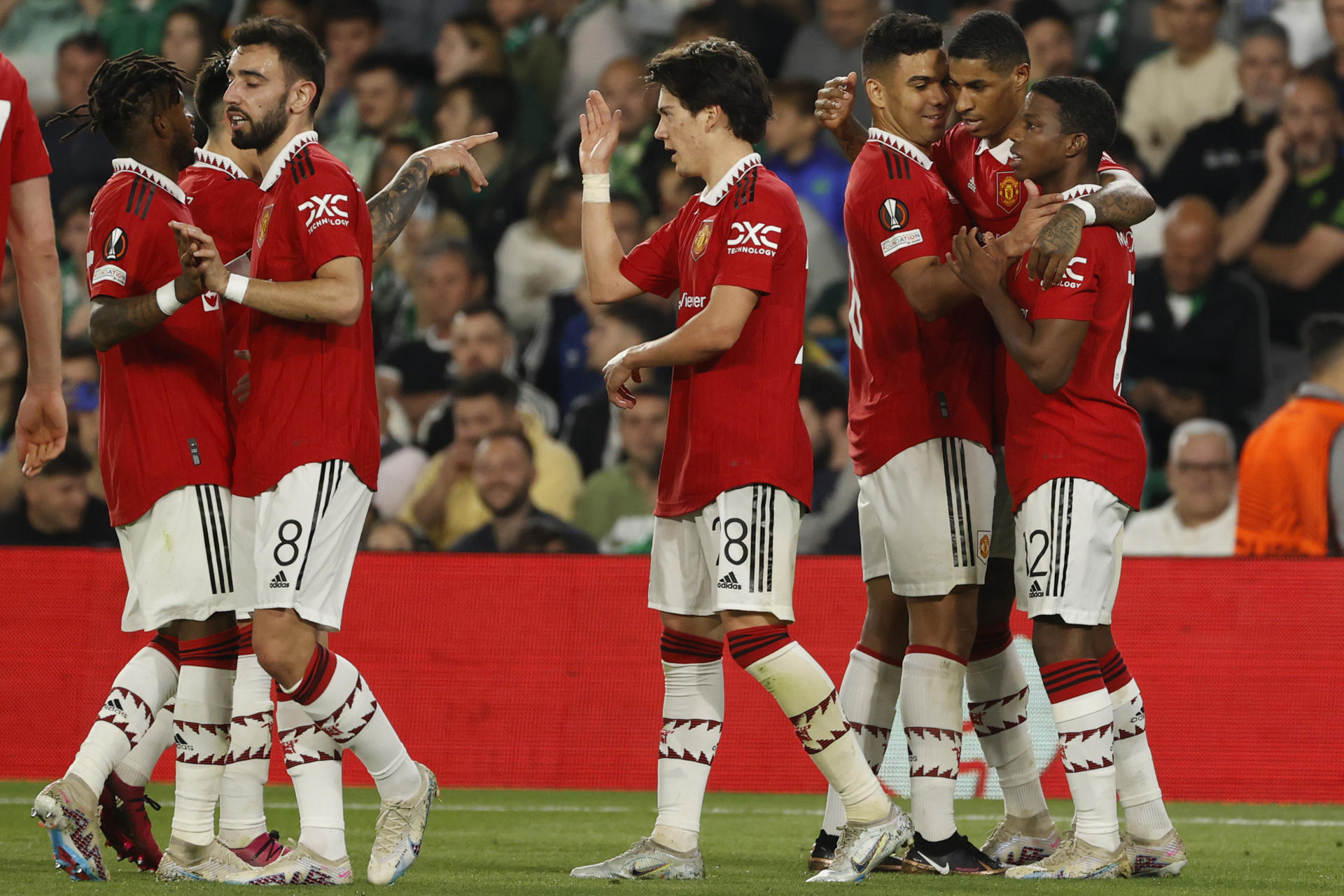 Los jugadores del Manchester United celebran el gol marcador Marcus Rashford al Real Betis. EFE/ Raul Caro