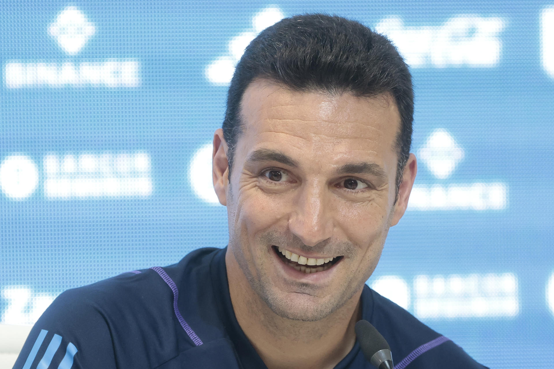 Lionel Scaloni, seleccionador del equipo nacional masculino de fútbol de Argentina, fue registrado este martes, 21 de marzo, durante una rueda de prensa, en Ezeiza (provincia de Buenos Aires, Argentina). EFE/Juan Ignacio Roncoroni