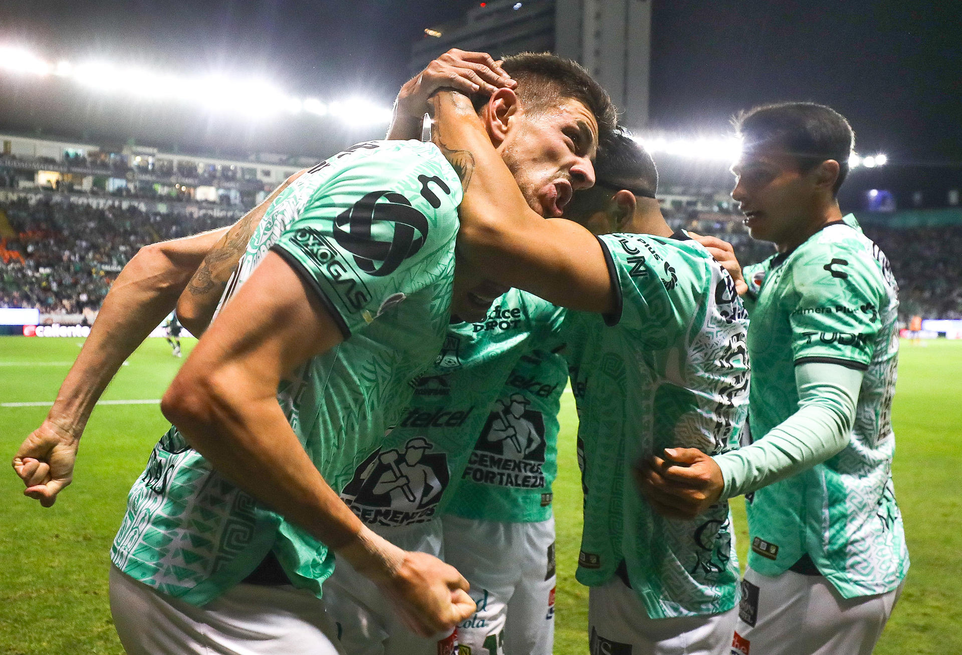 Lucas Di Yorio (i) del León celebra un gol, en una fotografía de archivo. EFE/Luis Ramírez