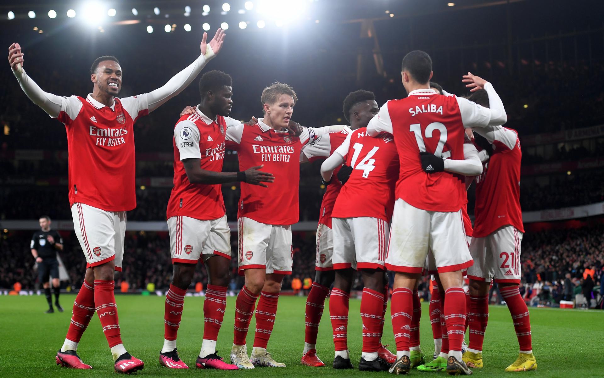 Jugadores del Arsenal de Inglaterra celebran un gol, en una fotografía de archivo. EFE/Andy Rain