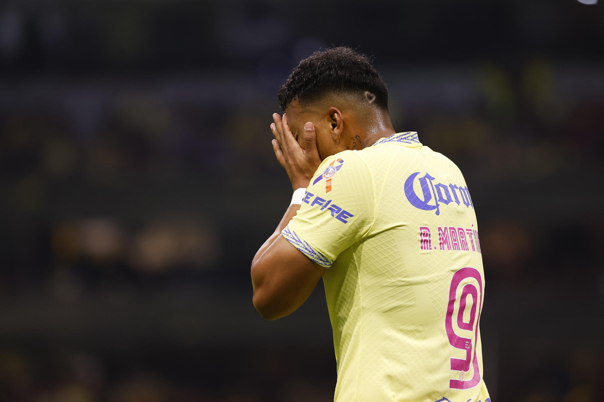 Imagen de archivo del jugador de América Roger Martínez durante un partido en el Estadio Azteca de la Ciudad de México. EFE/José Méndez