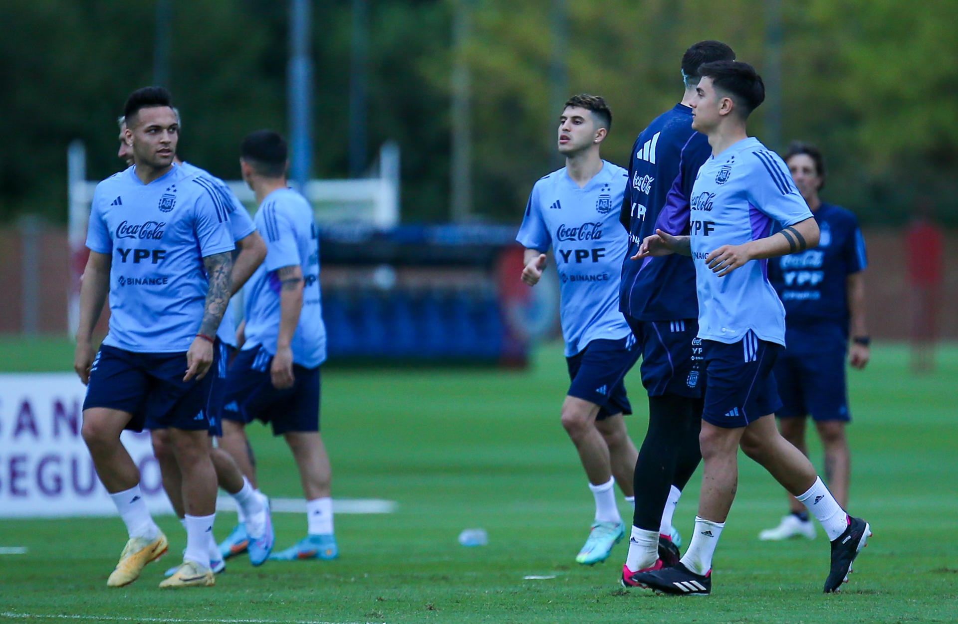 Lautaro Martínez (i) y Paulo Dybala (d), de la selección de fútbol de Argentina, corren hoy, durante un entrenamiento, en Buenos Aires (Argentina). EFE/Luciano González