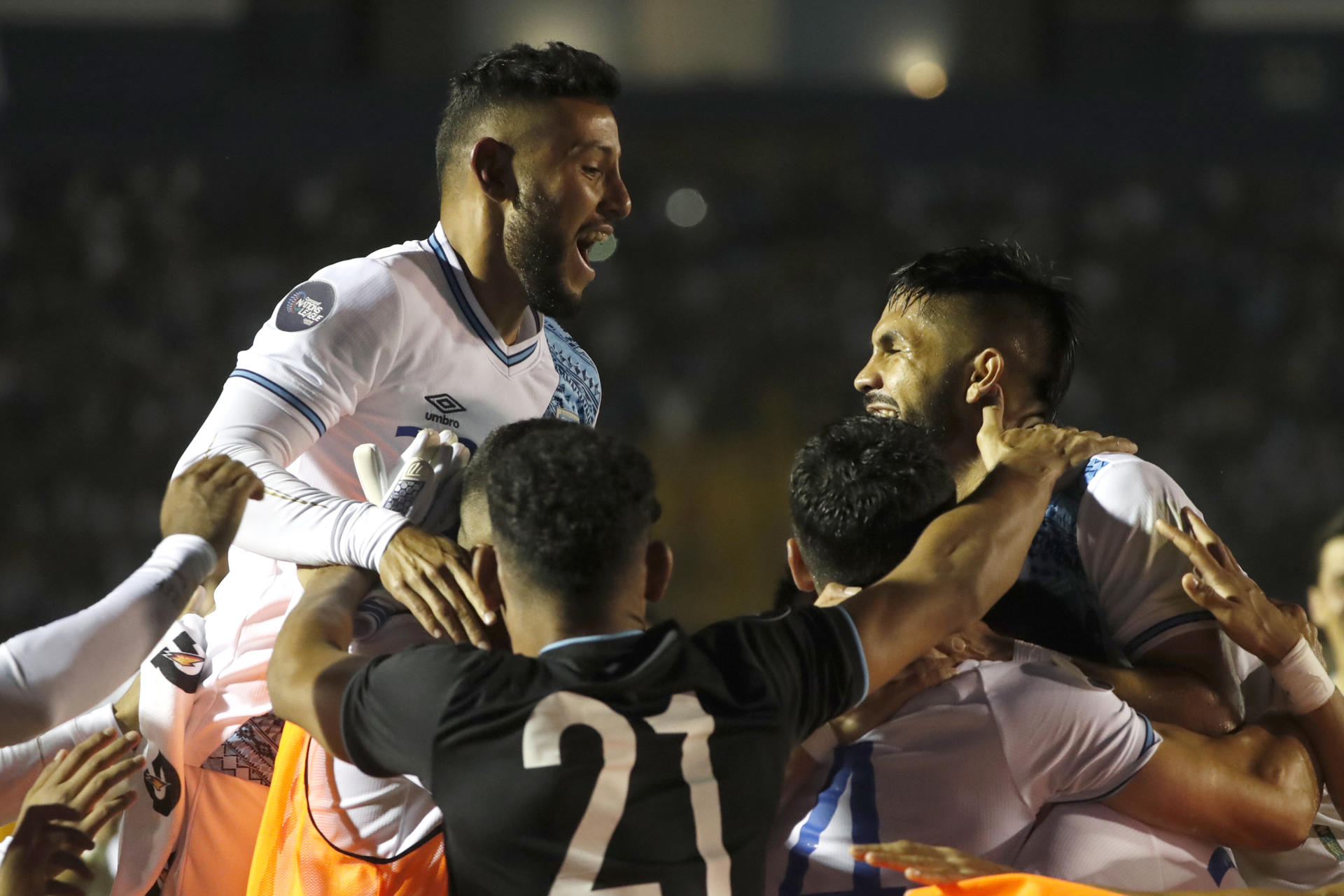 Jugadores de Guatemala celebran un gol ante Guayana hoy, en un partido de la Liga de Naciones de la Concacaf en el estadio Doroteo Gamuch Flores, en Ciudad de Guatemala (Guatemala). EFE/Esteban Biba