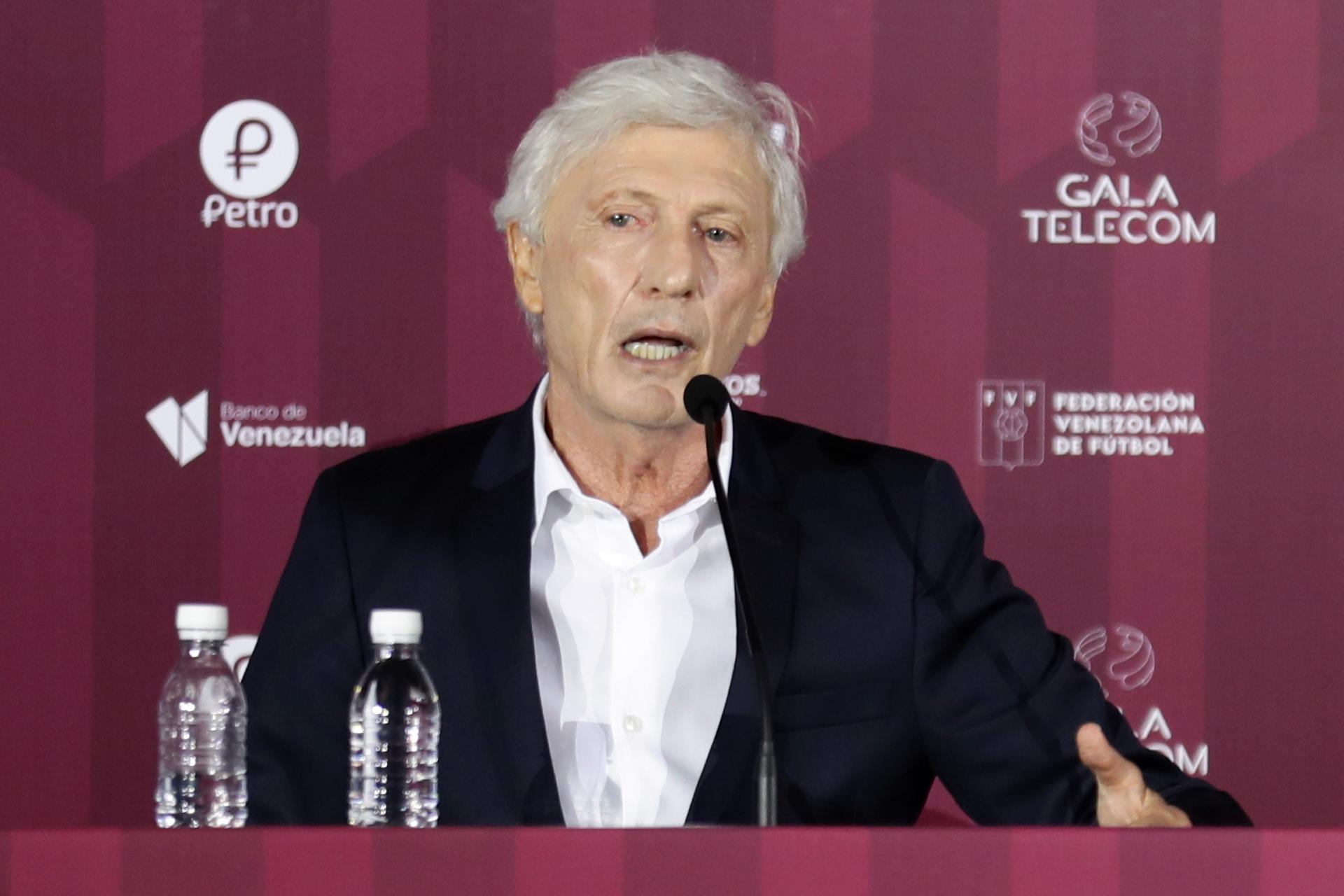 Fotografía de archivo, tomada el 30 de noviembre de 2021, en la que se registró al entrenador argentino José Néstor Pekerman, durante su presentación como seleccionador del equipo nacional masculino de fútbol de Venezuela, en Caracas (Venezuela). EFE/Rayner Peña