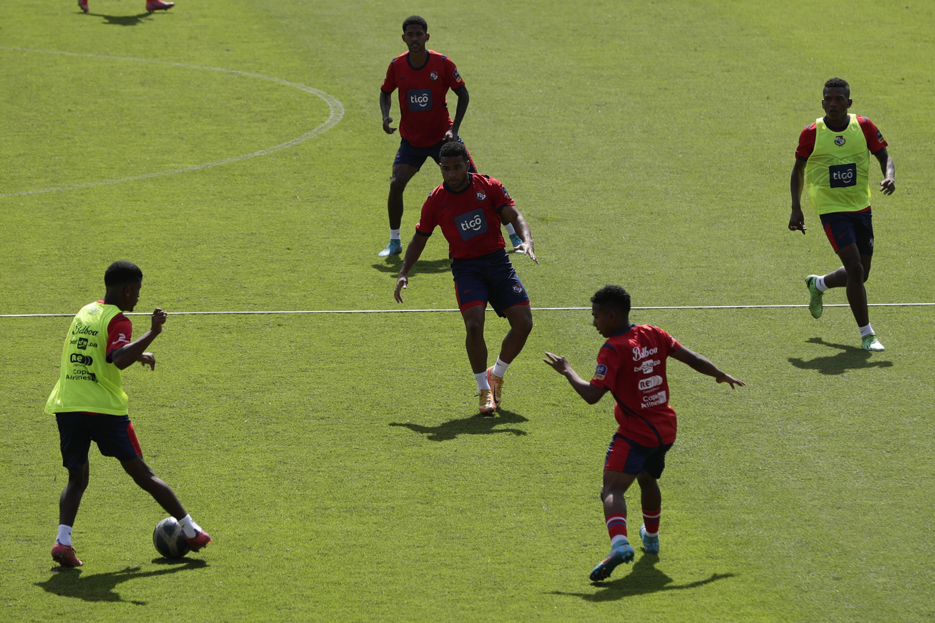 Jugadores de la selección nacional de fútbol de Panamá participan en un entrenamiento hoy, en el estadio Rommel Fernández de la Ciudad de Panamá (Panamá). EFE/ Bienvenido Velasco