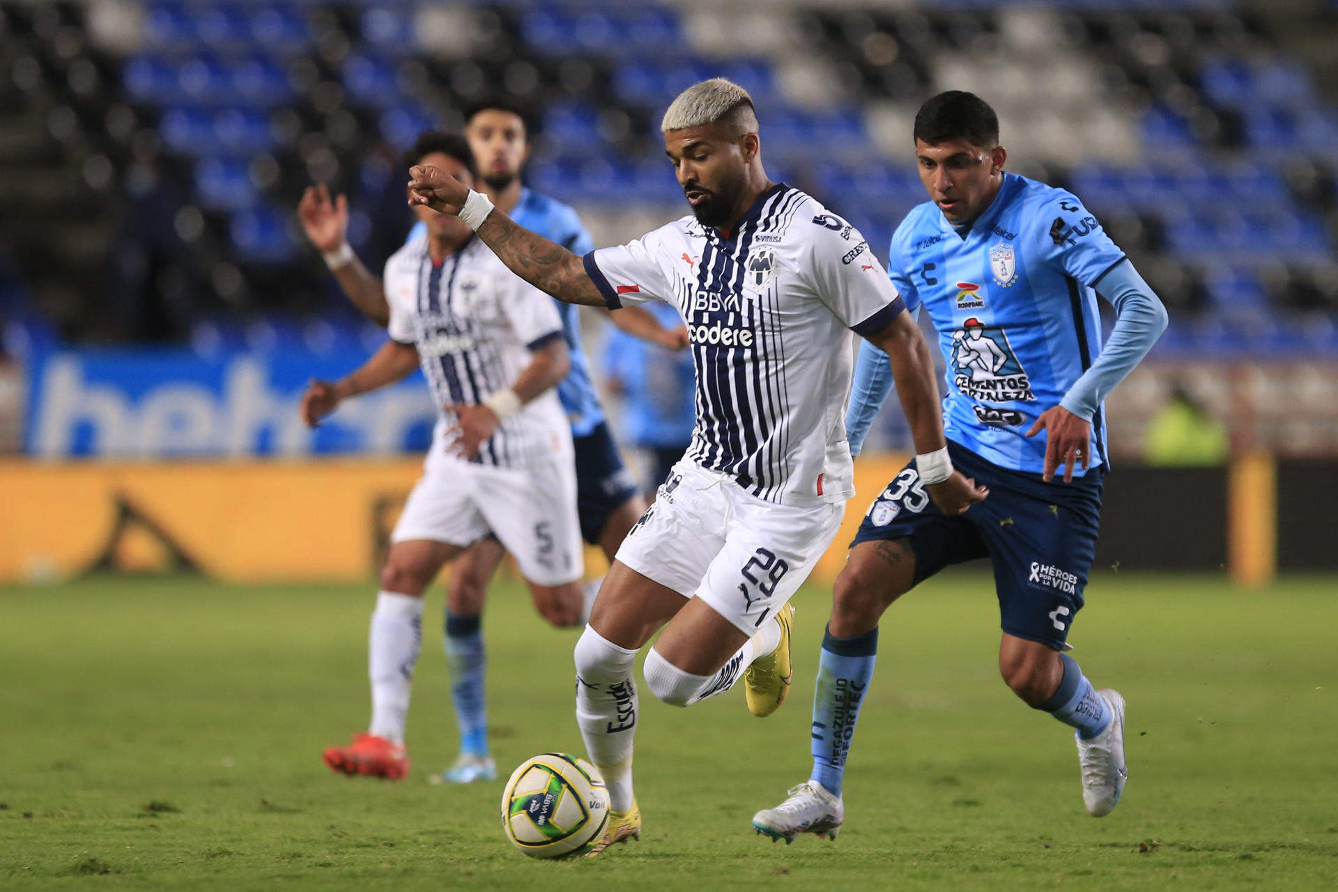 Bryan Alonso González de Pachuca (d) disputa el balón con Rodrigo Aguirre de Monterrey, durante un partido correspondiente a la jornada 11 del torneo Clausura 2023 de la Liga MX del fútbol mexicano, hoy, en el estadio Hidalgo de la ciudad de Pachuca (México). EFE/ David Martínez Pelcastre