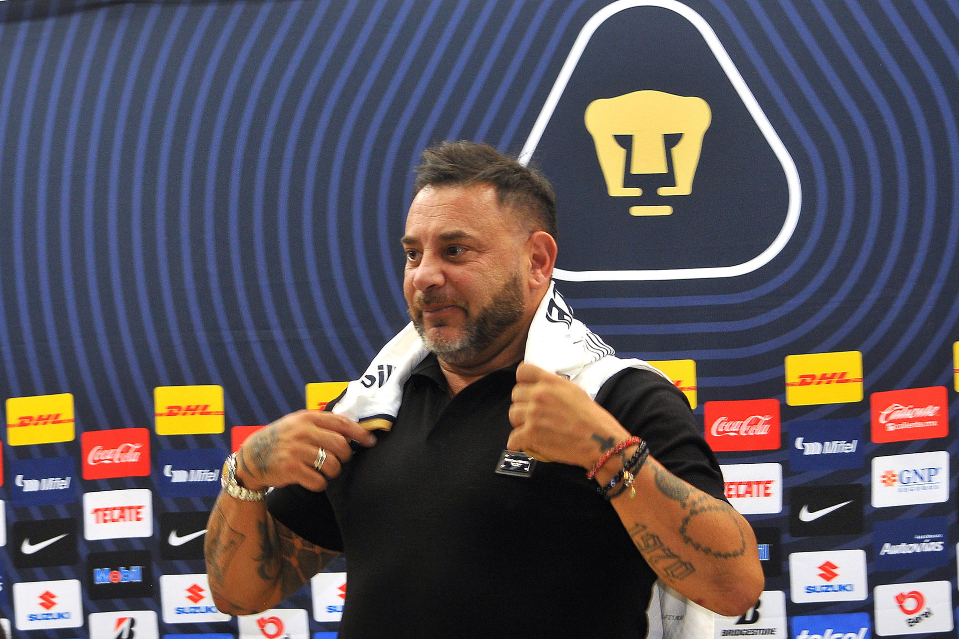 El entrenador de fútbol Antonio Mohamed posa hoy, durante su presentación como técnico del equipo Pumas, en Ciudad de México (México). EFE/ Víctor Cruz
