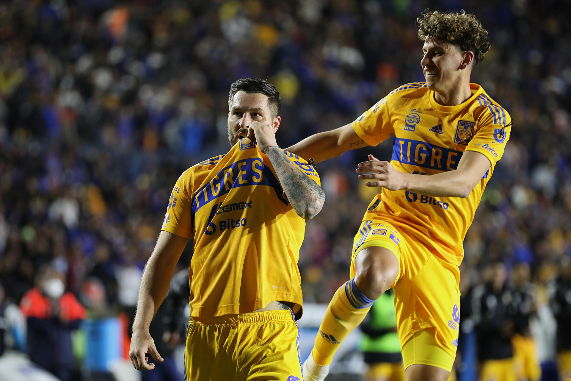 André-pierre Gignac e Igor Lichnovsky de Tigres en una foto de archivo. EFE/Antonio Ojeda