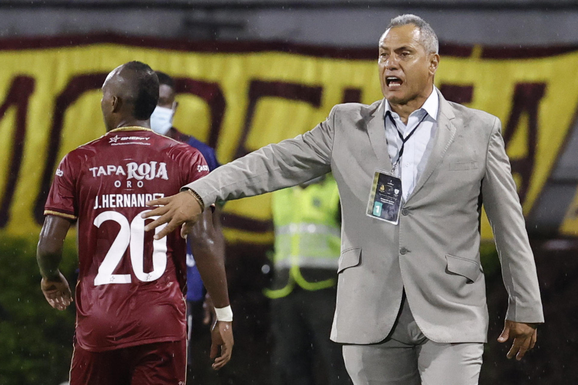 Fotografía de archivo en la que se registró al entrenador del club colombiano de fútbol Deportes Tolima, Hernán Torres, durante un partido el estadio Manuel Murillo Toro, en Ibagué (Tolima, Colombia). EFE/Mauricio Dueñas