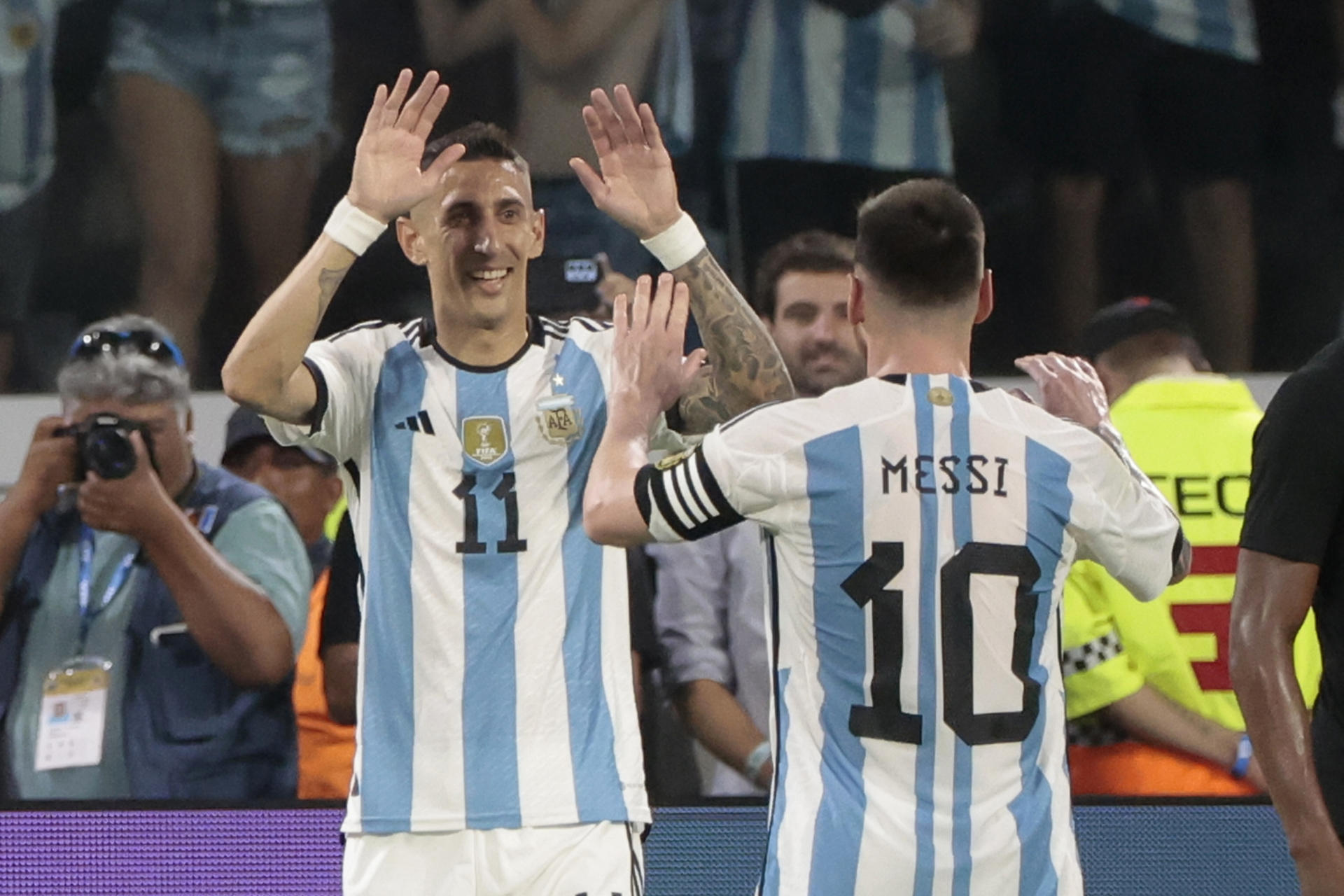 Ángel Di María (i) de Argentina celebra un gol de penalti con Lionel Messi hoy, en un partido amistoso entre las selecciones de Argentina y Curazao en el estadio Único Madre de Ciudades en Santiago del Estero (Argentina). EFE/ Juan Ignacio Roncoroni 