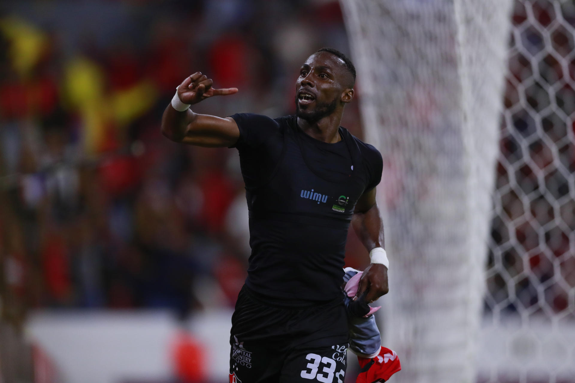 Julián Quiñones de Atlas celebra un gol ante Olimpia hoy, durante un partido de la Liga de Campeones de Concacaf, disputado en el Estadio Jalisco en Guadalajara (México). EFE/ Francisco Guasco