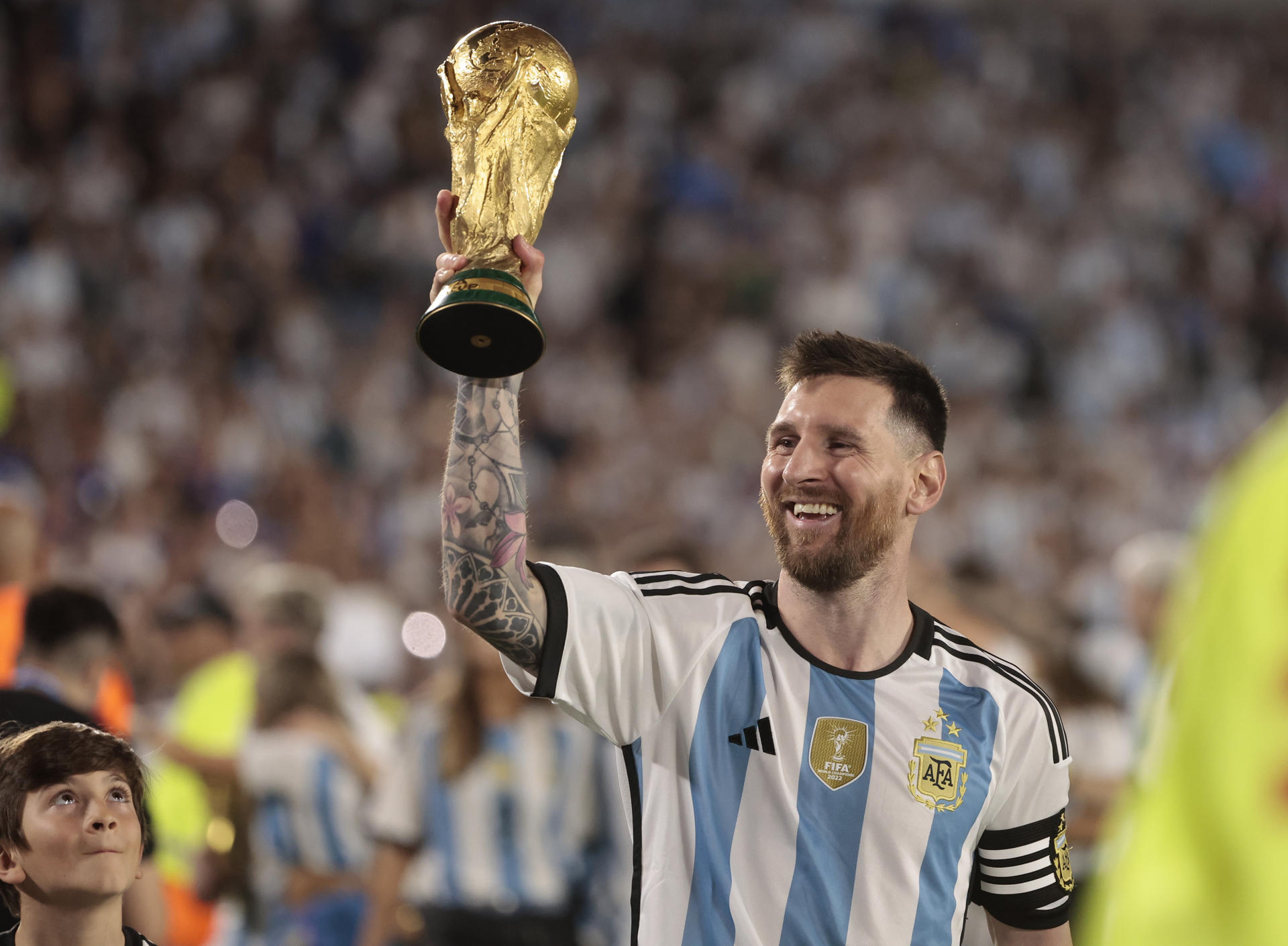 Lionel Messi, capitán de la selección nacional de fútbol Argentina, fue registrado este jueves, 23 de marzo, al caminar con el trofeo de la Copa Mundo, al final de un partido amistoso contra Panamá, en el estadio Monumental, en Buenos Aires (Argentina). EFE/Juan Ignacio Roncoroni