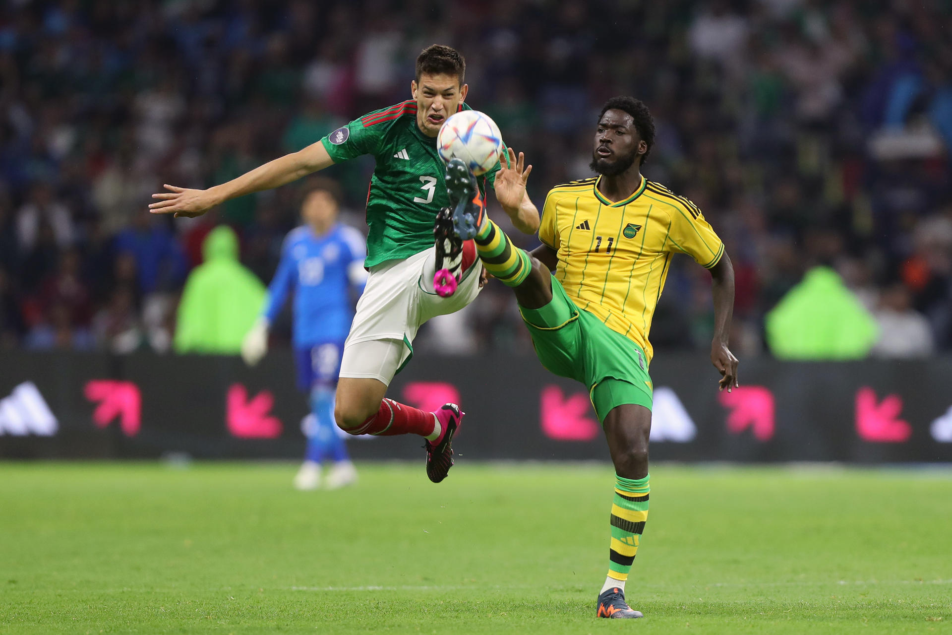 César Montes (i) de México, disputa un balón con Shamar Nicholson (d) de Jamaica durante un juego de la Liga de Naciones de la Concacaf 2022-2023 hoy, celebrado en el estadio Azteca de Ciudad de México (México). EFE/Isaac Esquivel