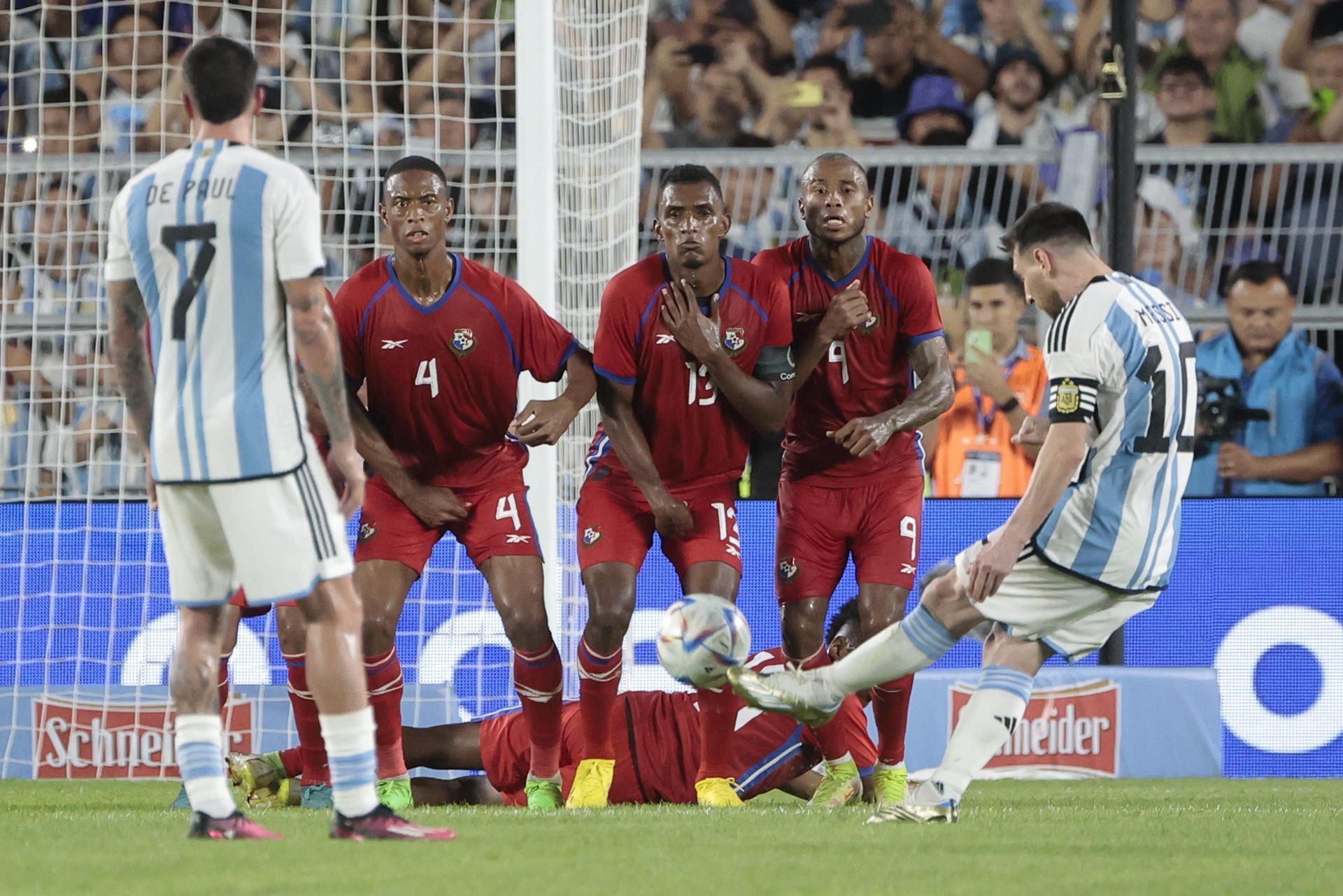 Lionel Messi (d) de Argentina patea un tiro libre hoy, en un partido amistoso entre las selecciones de Argentina y Panamá en el estadio Monumental, en Buenos Aires (Argentina). EFE Juan Ignacio Roncoroni 