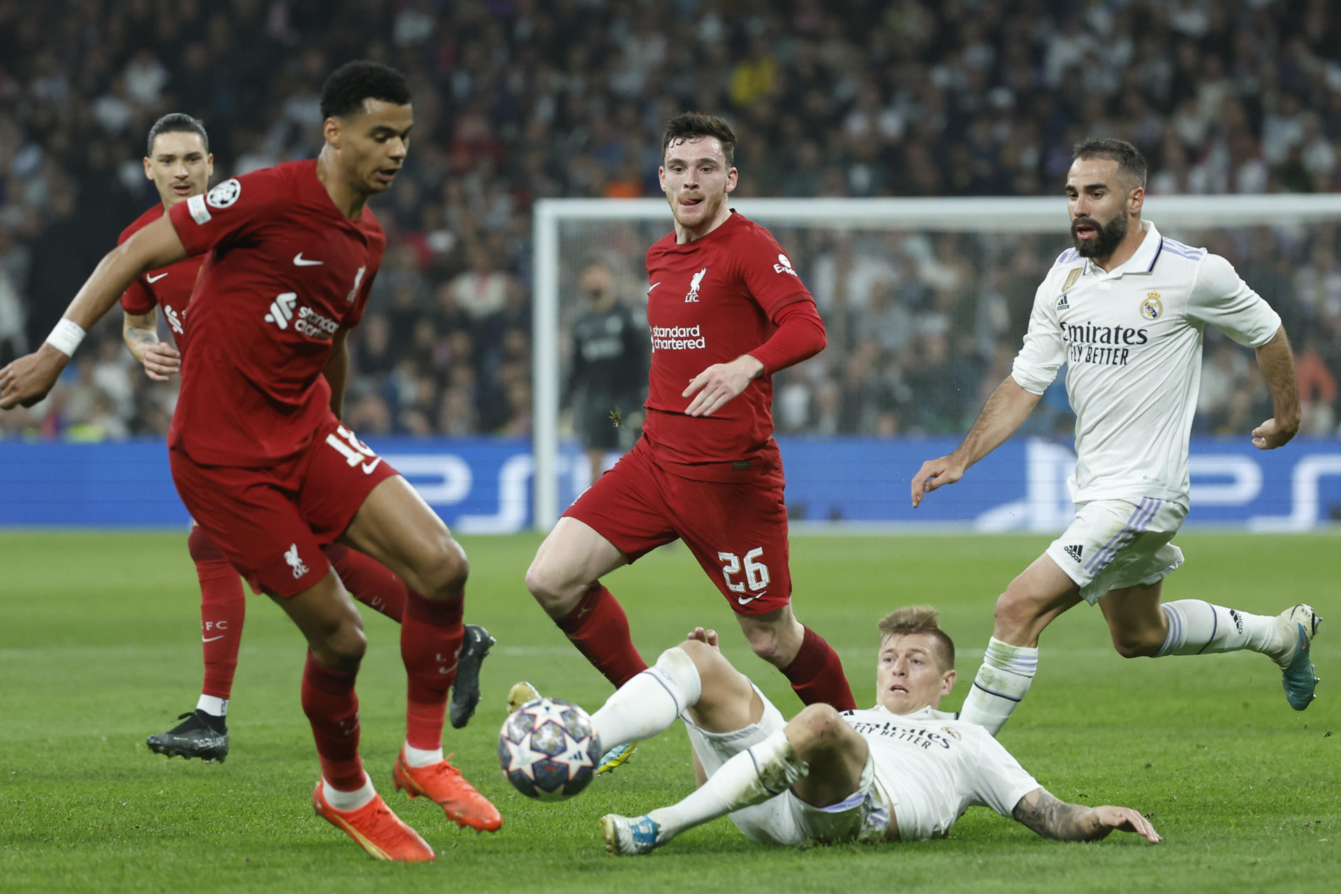 El centrocampista del Liverpool Cody Gakpo (i) trata de escapar de Toni Kroos (en el suelo), del Real Madrid, durante el partido de vuelta de los octavos de final de la Liga de Campeones en el estadio Santiago Bernabéu, en Madrid. EFE/Juanjo Martín