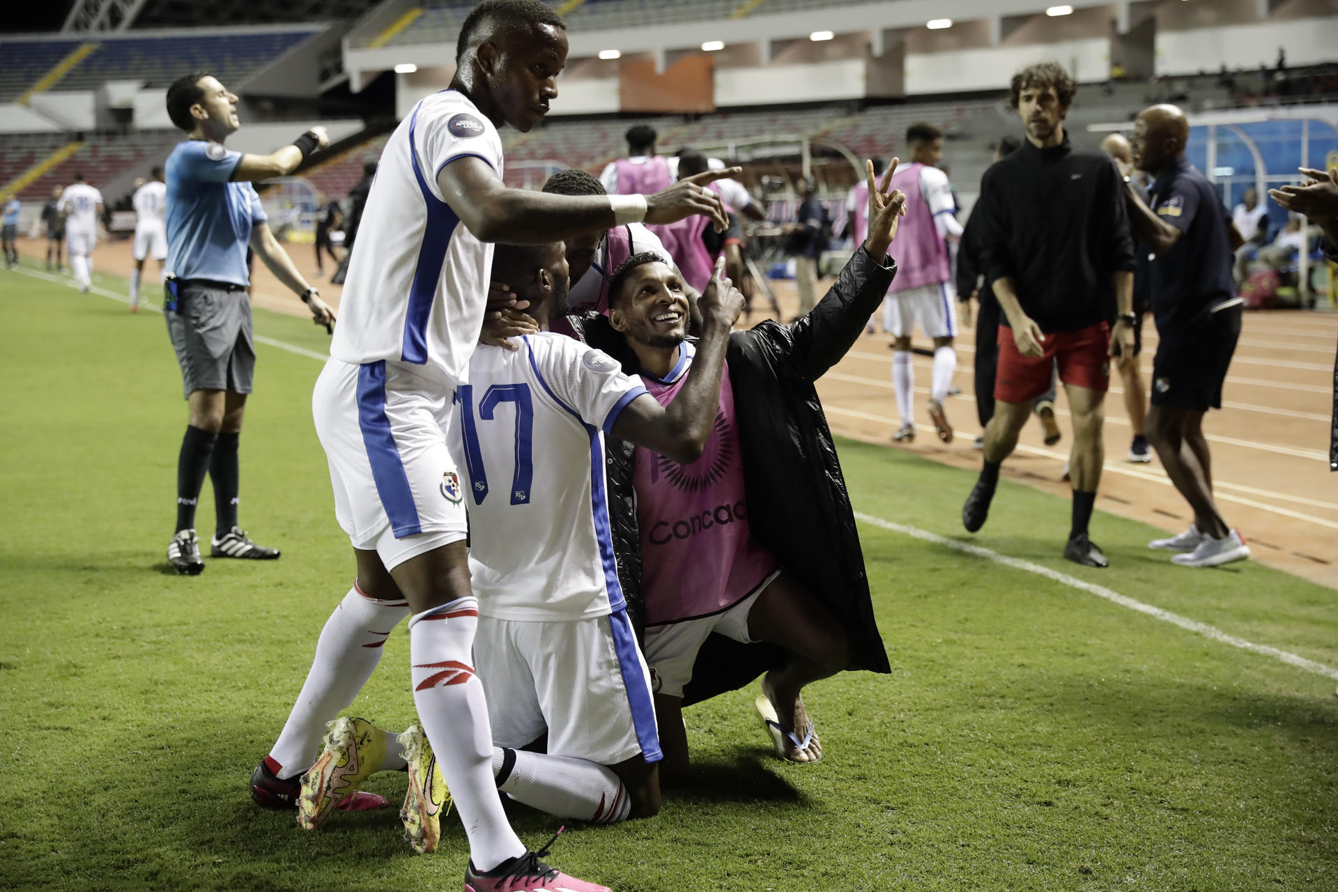 José Fajardo (c) de Panamá celebra un gol ante Costa Rica hoy, en un partido de la Liga de Naciones de la Concacaf en el estadio Nacional, en San José (Costa Rica). EFE/Jeffrey Arguedas 