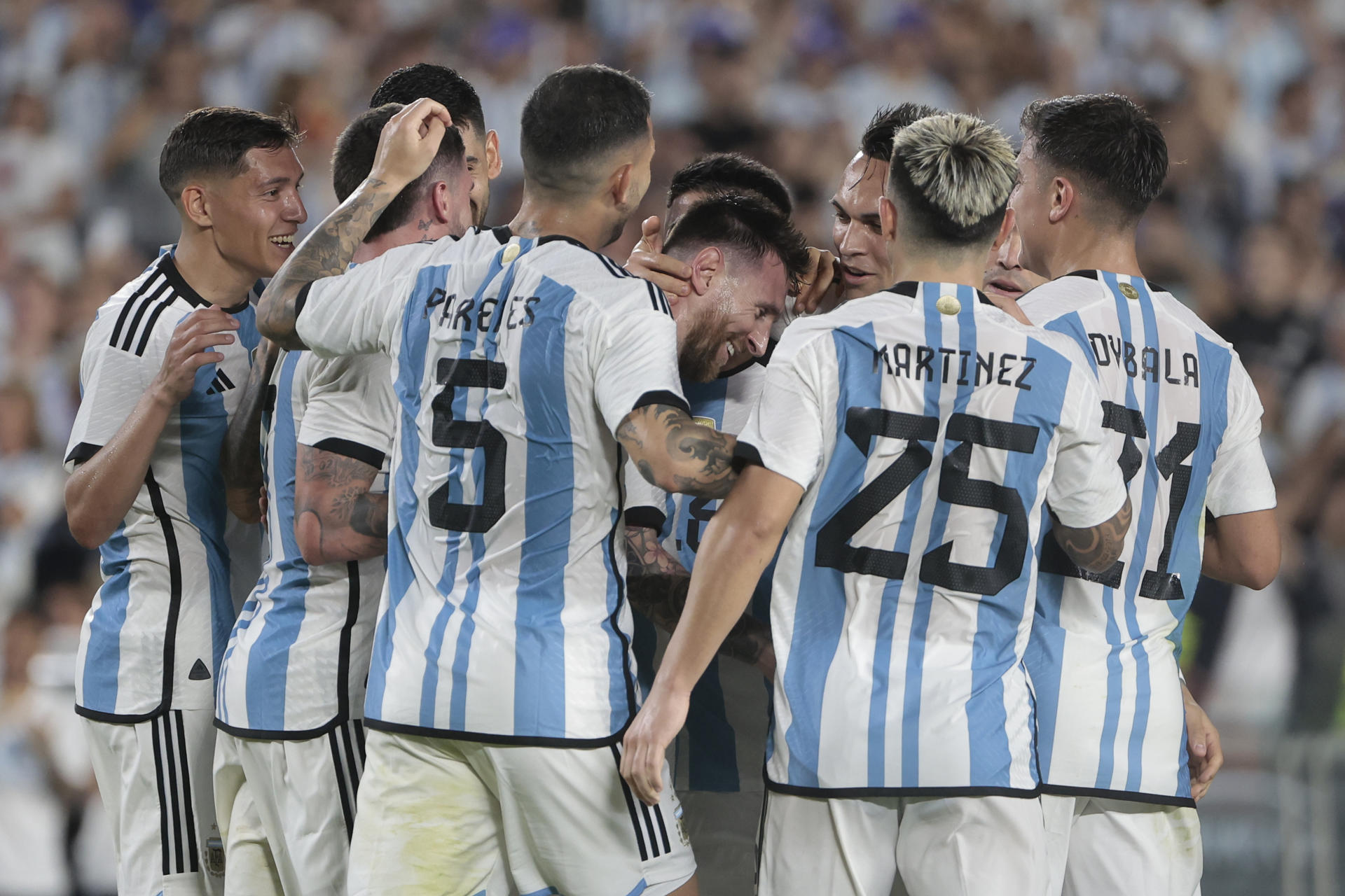 Lionel Messi (c) de Argentina celebra un gol hoy, en un partido amistoso entre las selecciones de Argentina y Panamá en el estadio Monumental, en Buenos Aires (Argentina). EFE/Juan Ignacio Roncoroni 