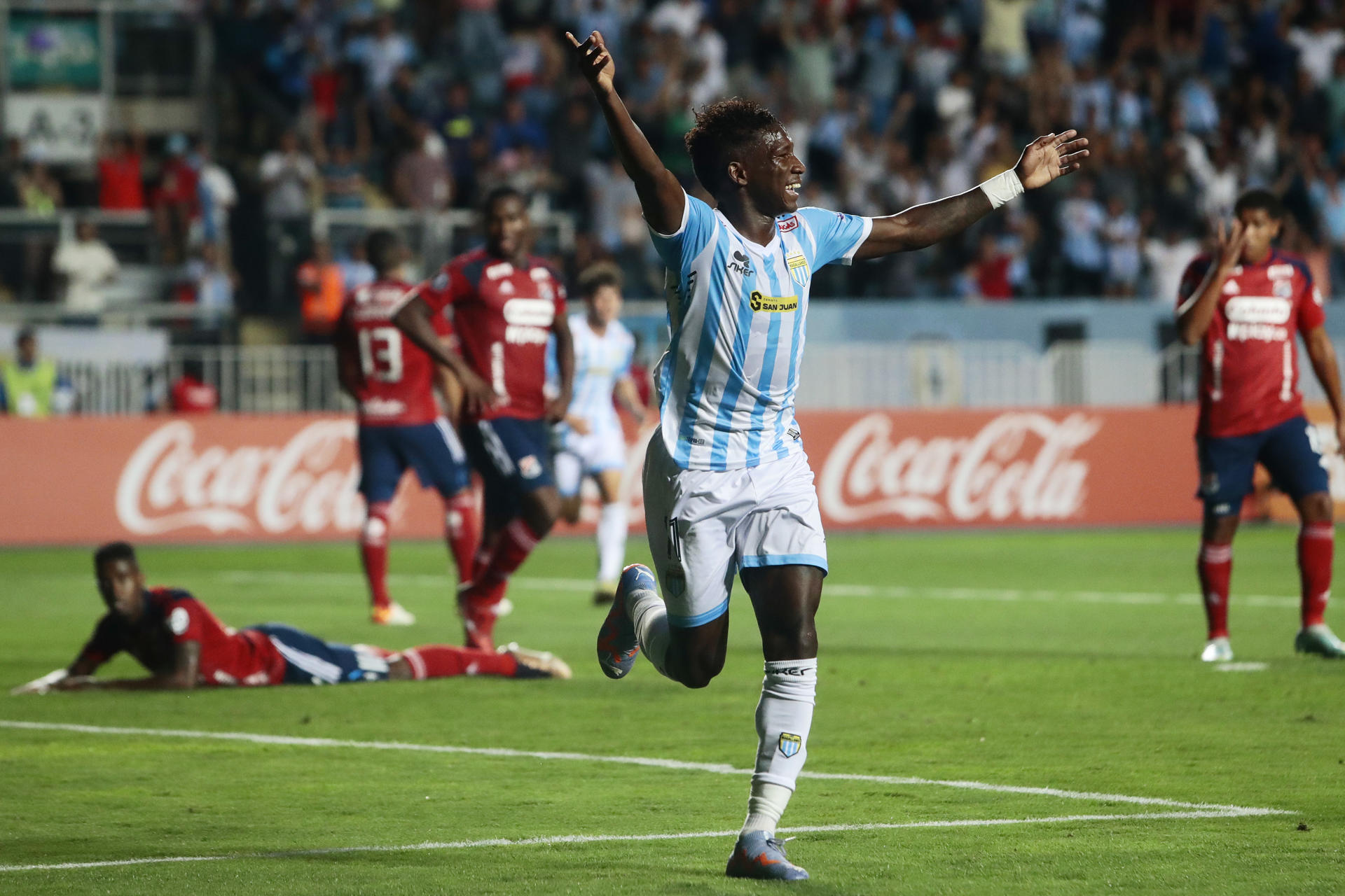 Yorman Zapata de Magallanes celebra un gol hoy, en un partido de la Copa Libertadores entre Magallanes y Medellín en el estadio El Teniente en Rancagua (Chile). EFE/ Osvaldo Villarroel