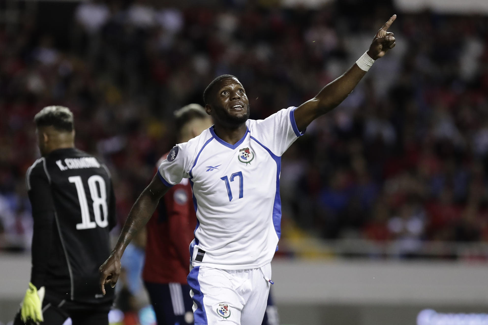 José Fajardo de Panamá celebra un gol ante Costa Rica hoy, en un partido de la Liga de Naciones de la Concacaf en el estadio Nacional, en San José (Costa Rica). EFE/Jeffrey Arguedas