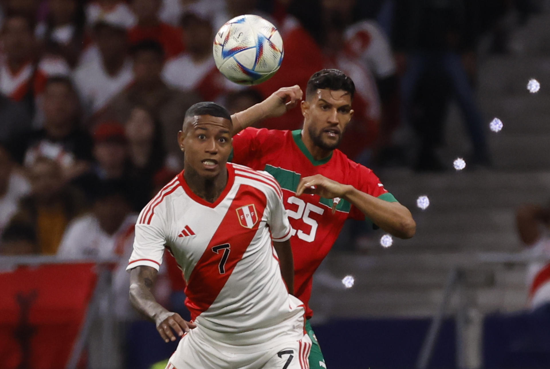 El delantero peruano Andy Polo (i) pelea un balón con el marroquí Yahia Attiyat Allah, durante el partido amistoso que las selecciones de Marruecos y Perú disputaron en el estadio Civitas Metropolitano, en Madrid. EFE/Juanjo Martín 