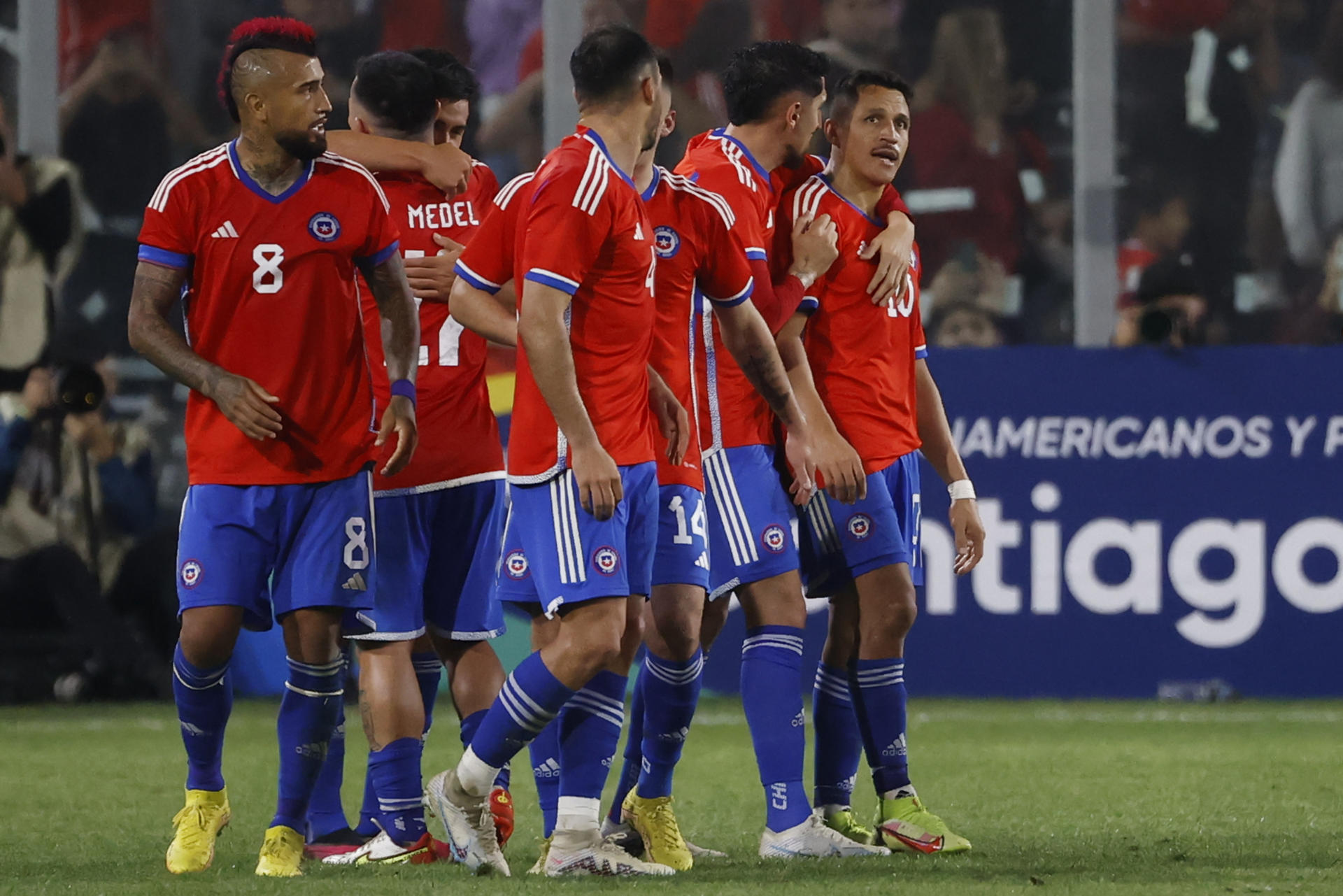 Alexis Sánchez (d) de Chile celebra un gol ante Paraguay este 27 de marzo de 2023, en un partido amistoso internacional entre las selecciones de Chile y Paraguay. EFE/ Elvis González