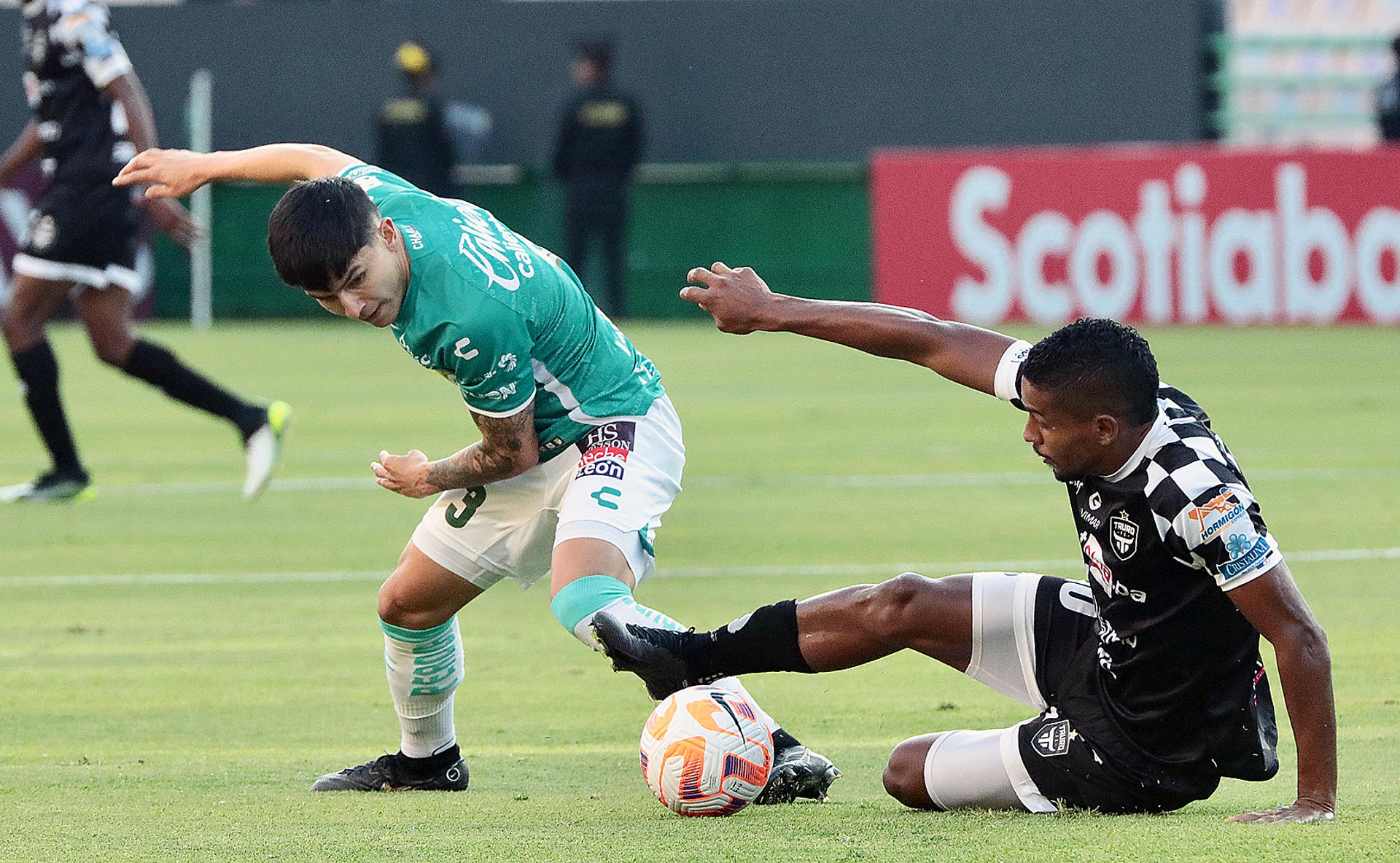 Iván Moreno (i) del León disputa el balón con Miguel Camargo (d) del Tauro de Panamá hoy, durante un partido de la Liga de Campeones de Concacaf, disputado en el estadio León en Guanajuato (México). EFE/Esteban Hernández 