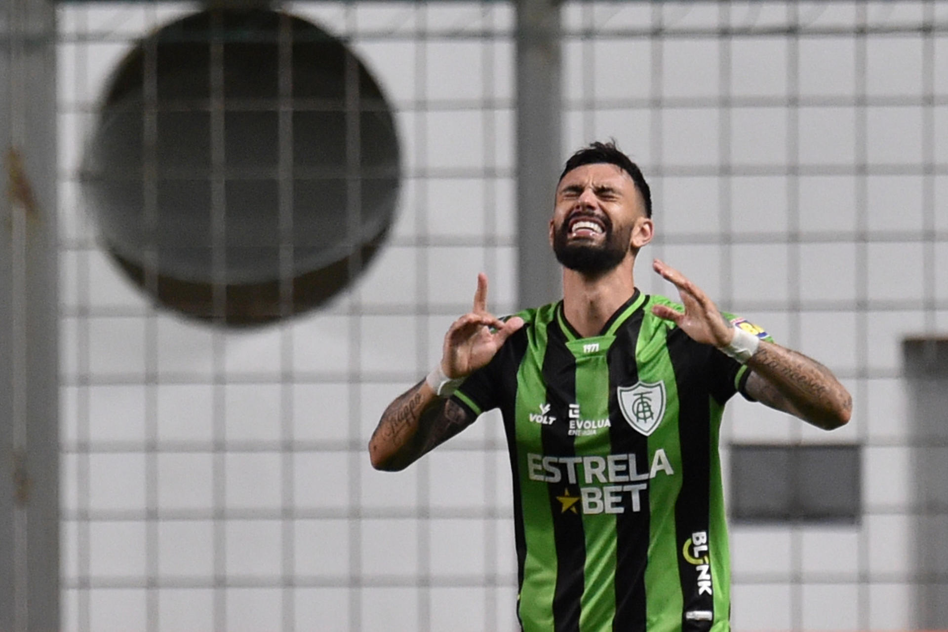 Mastriani de America celebra un gol hoy, en un partido de la fase de grupos de la Copa Sudamericana entre America-MG y Peñarol en el estadio Independencia, en Belo Horizonte (Brasil). EFE/ Yuri Edmundo