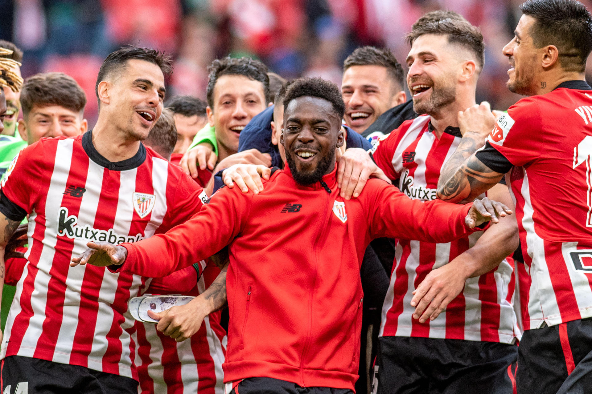 Iñaki Williams (c) es felicitado por sus compañeros tras el partido de LaLiga entre Athletic de Bilbao y Real Sociedad del sábado en San Mamés. EFE/ Javier Zorrilla