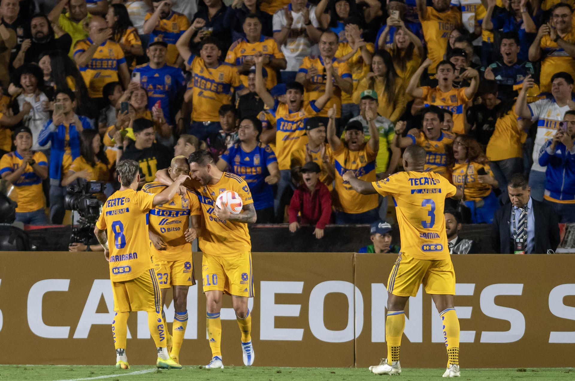 Los jugadores de Tigres celebran un gol ante León hoy, durante el partido de ida correspondiente a la semifinal de la liga de campeones de CONCACAF, disputado en el estadio Universitario de Monterrey (México). EFE/Miguel Sierra