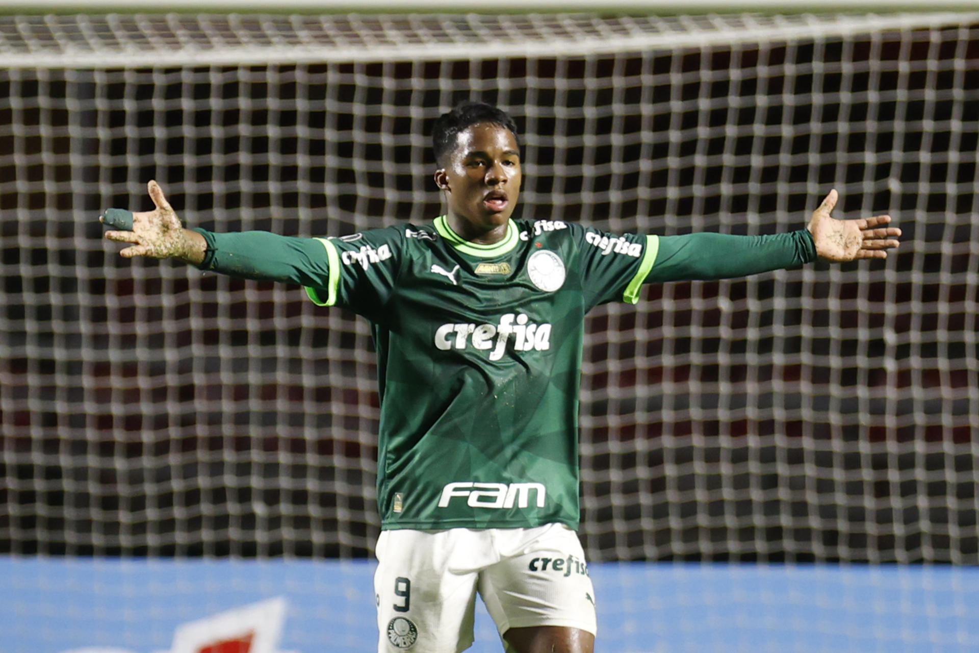 Endrick Felipe, del Palmeiras de Brasil, fue registrado este jueves, 20 de abril, al celebrar un gol que le anotó al Cerro Porteño de Paraguay, durante un partido del grupo C de la Copa Libertadores, en el estadio Morumbi, en Sao Paulo (Brasil). EFE/Sebastiao Moreira