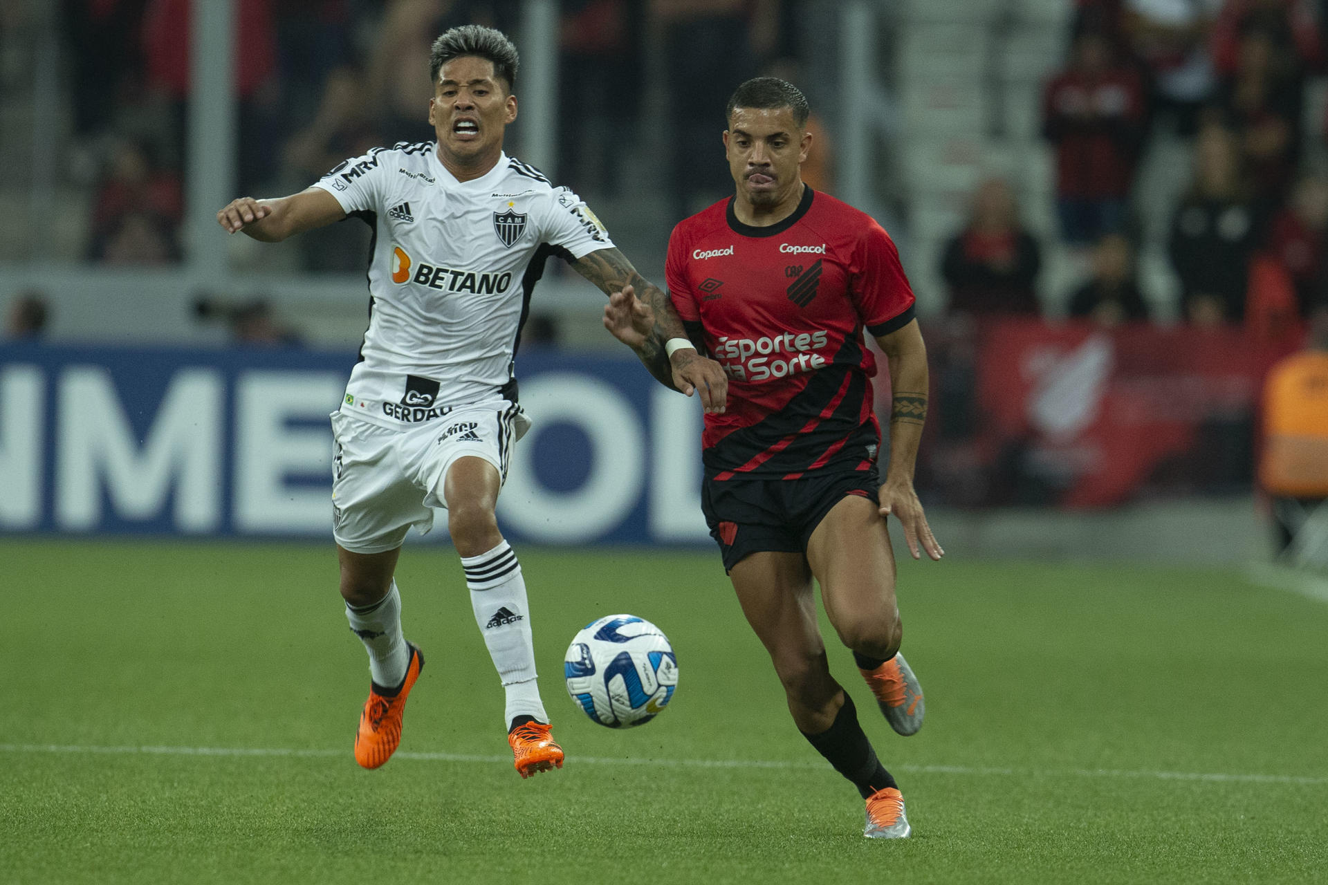 David Terans (d) de Paranaense disputa el balón con Federico (i) de Mineiro hoy, durante un partido de la Copa Libertadores entre el Club Athletico Paranaense y el Clube Atlético Mineiro, en el estadio Arena da Baixada en Curitiba, estado Paraná (Brasil). EFE/Hedeson Alves