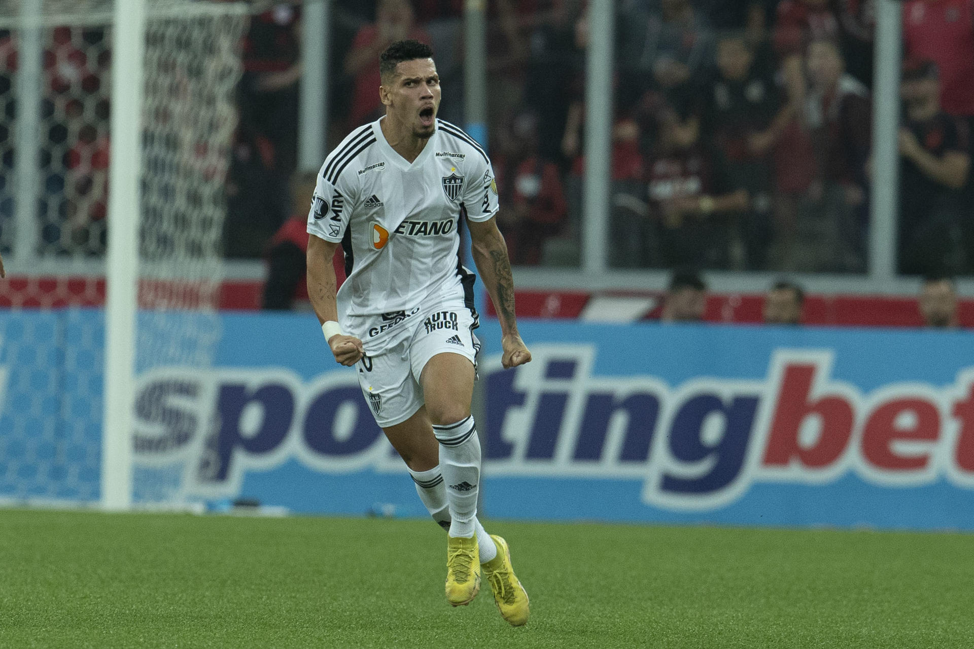 Paulinho (d) de Mineiro celebra tras anotar un gol hoy, durante un partido de la Copa Libertadores entre el Club Athletico Paranaense y el Clube Atlético Mineiro, en el estadio Arena da Baixada en Curitiba, estado Paraná (Brasil). EFE/Hedeson Alves 