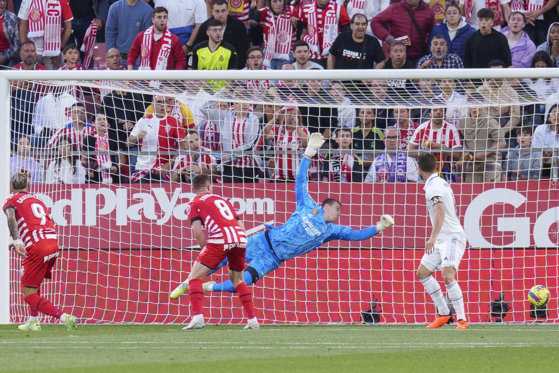 El delantero argentino del Girona FC Taty Castellanos (i) anota el 1-0 durante el encuentro correspondiente a la jornada 31 de LaLiga Santander disputado entre el Girona FC y el Real Madrid en el estadio Montilivi de Girona, este martes. EFE/ David Borrat 