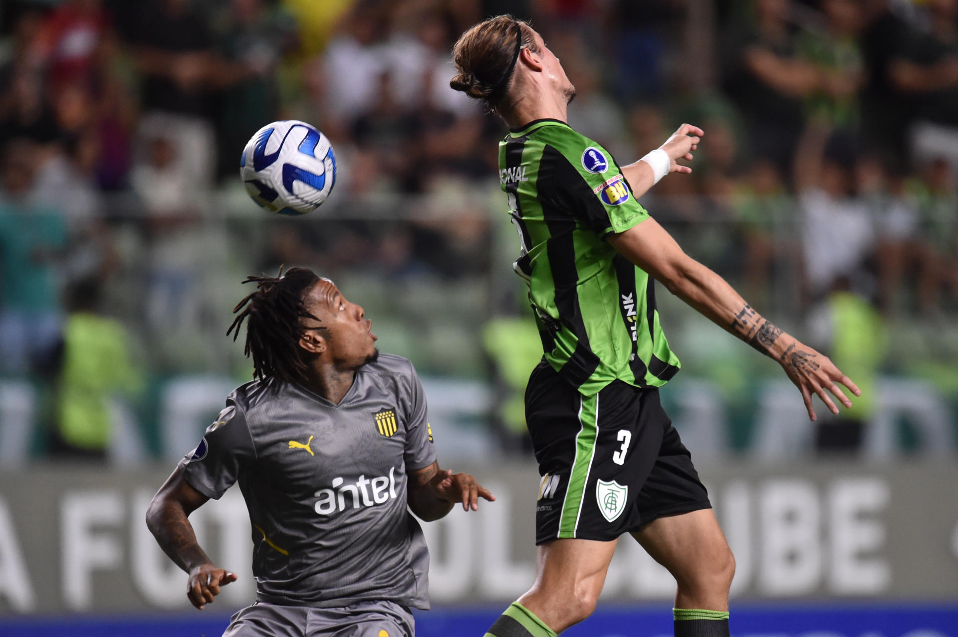 Iago Maidana (d) de America disputa el balón con Abel Hernandez Peñarol hoy, en un partido de la fase de grupos de la Copa Sudamericana entre America-MG y Peñarol en el estadio Independencia, en Belo Horizonte (Brasil). EFE/ Yuri Edmundo 