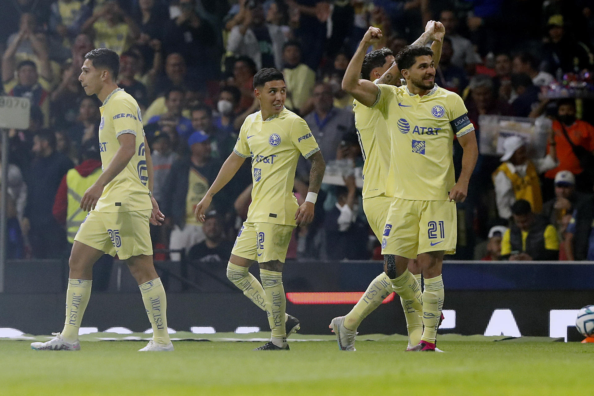 Salvador Reyes (i), Leonardo Suárez (c) y Henry Martín (d) del América celebra un gol en el estadio Azteca de la Ciudad de México (México). EFE/Mario Guzmán