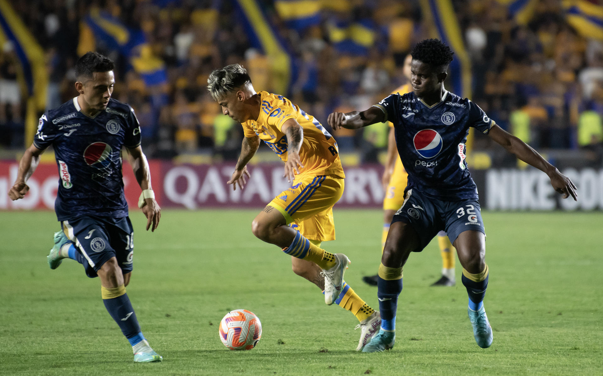 Raymundo Fulgencio (c) de Tigres disputa el balón con Jonathan Nuñez de Motagua de Honduras hoy, durante el partido de vuelta correspondiente a los cuartos de final de la liga de campeones de la CONCACAF, en el estadio Universitario de la ciudad de Monterrey (México). EFE/Miguel Sierra