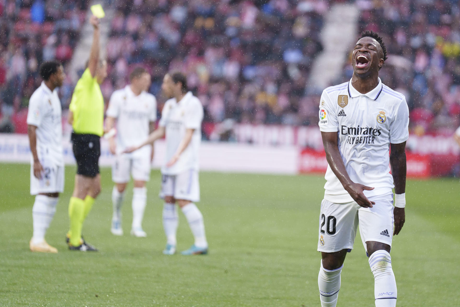 El delantero brasileño del Real Madrid Vinícius Jr (d) se lamenta tras una acción durante el encuentro correspondiente a la jornada 31 de LaLiga Santander en el estadio Montilivi de Girona, este martes. EFE/ David Borrat 