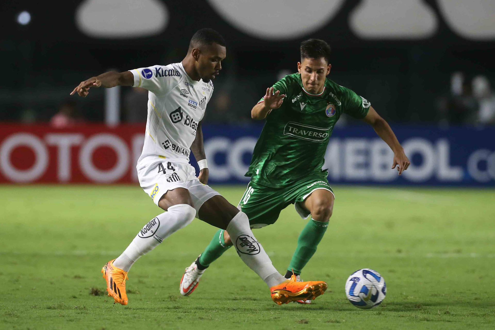 Lucas Pires (i), del Santos de Brasil, fue registrado este jueves, 20 de abril, al disputar un balón con Óliver Rojas, del Audax Italiano de Chile, durante un partido del grupo E de la Copa Sudamericana, en el estadio Vila Belmiro, en Santos (Brasil). EFE/Guilherme Dionizio 