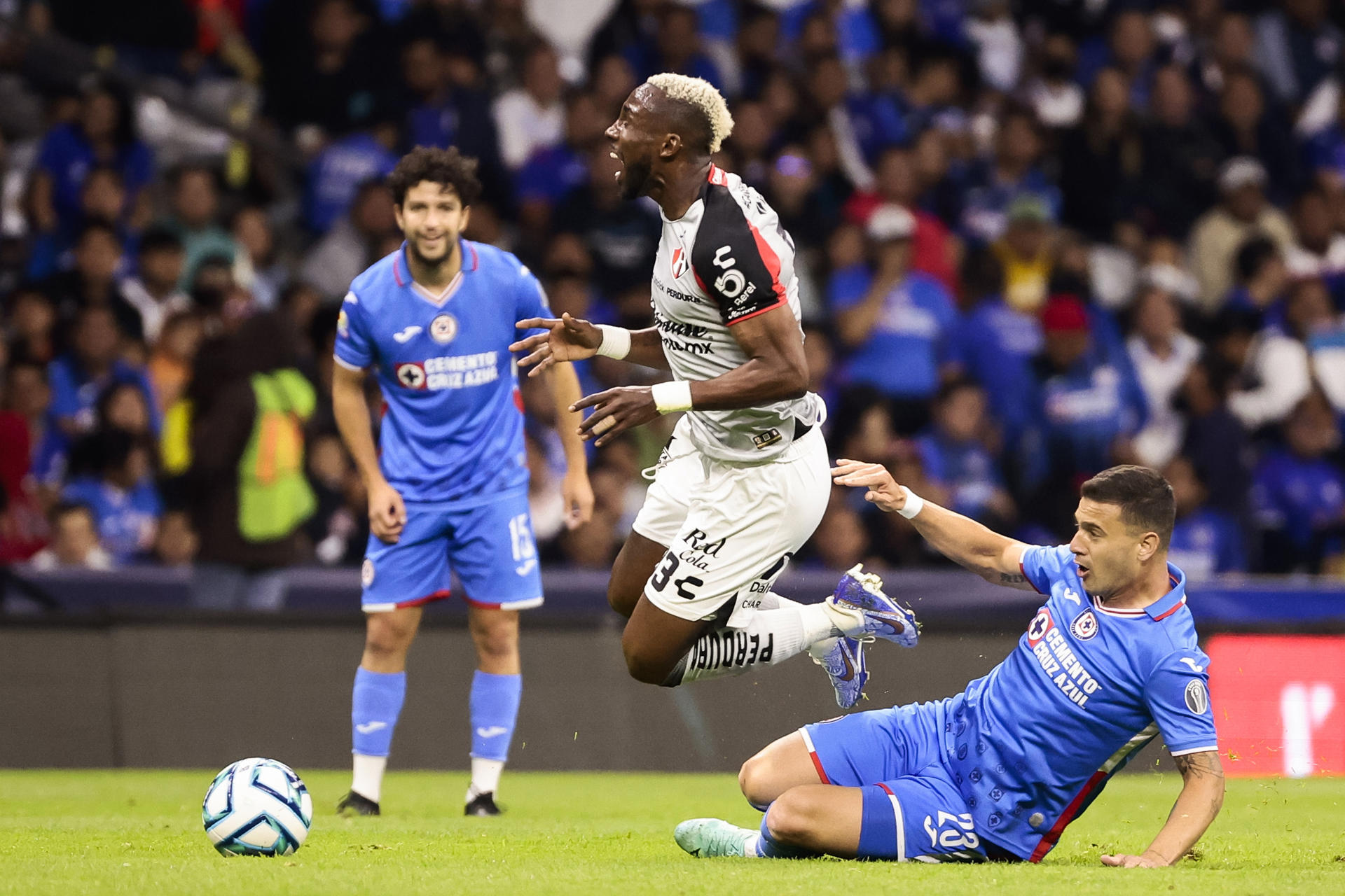 Fotografía de archivo del jugador de Cruz Azul Ramiro Carrera (d) disputando el balón con Julián Quiñones de Atlas durante un partido realizado en el Estadio Azteca de la Ciudad de México (México). EFE/José Méndez