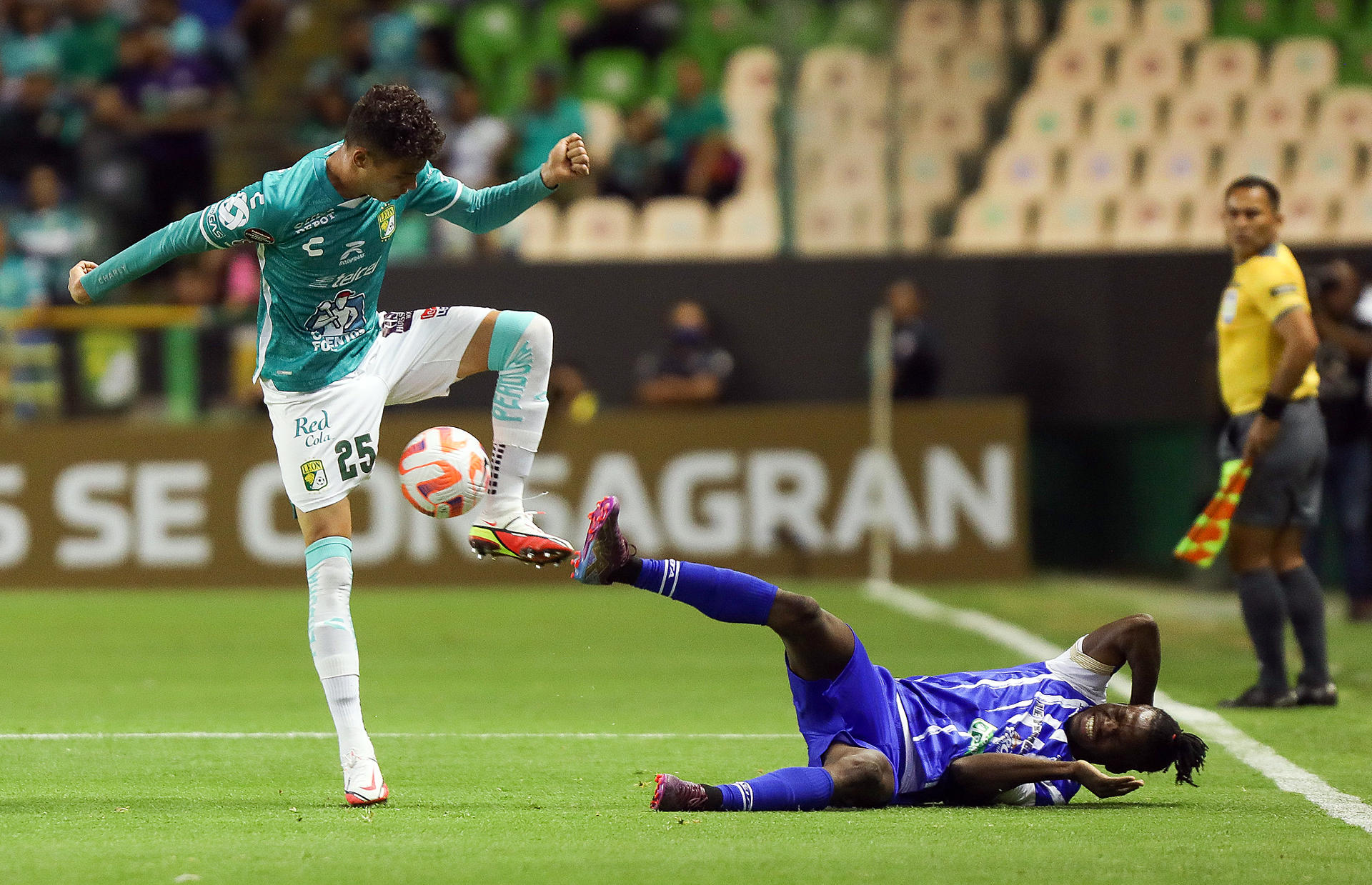 Paul Bellón (i) del León disputa un balón con Elyvens Dejean (d) del Violette Athletic Club de Haití, durante un partido de la Liga de Campeones de Concacaf hoy en el estadio León, en Guanajuato (México). EFE/Luis Ramírez