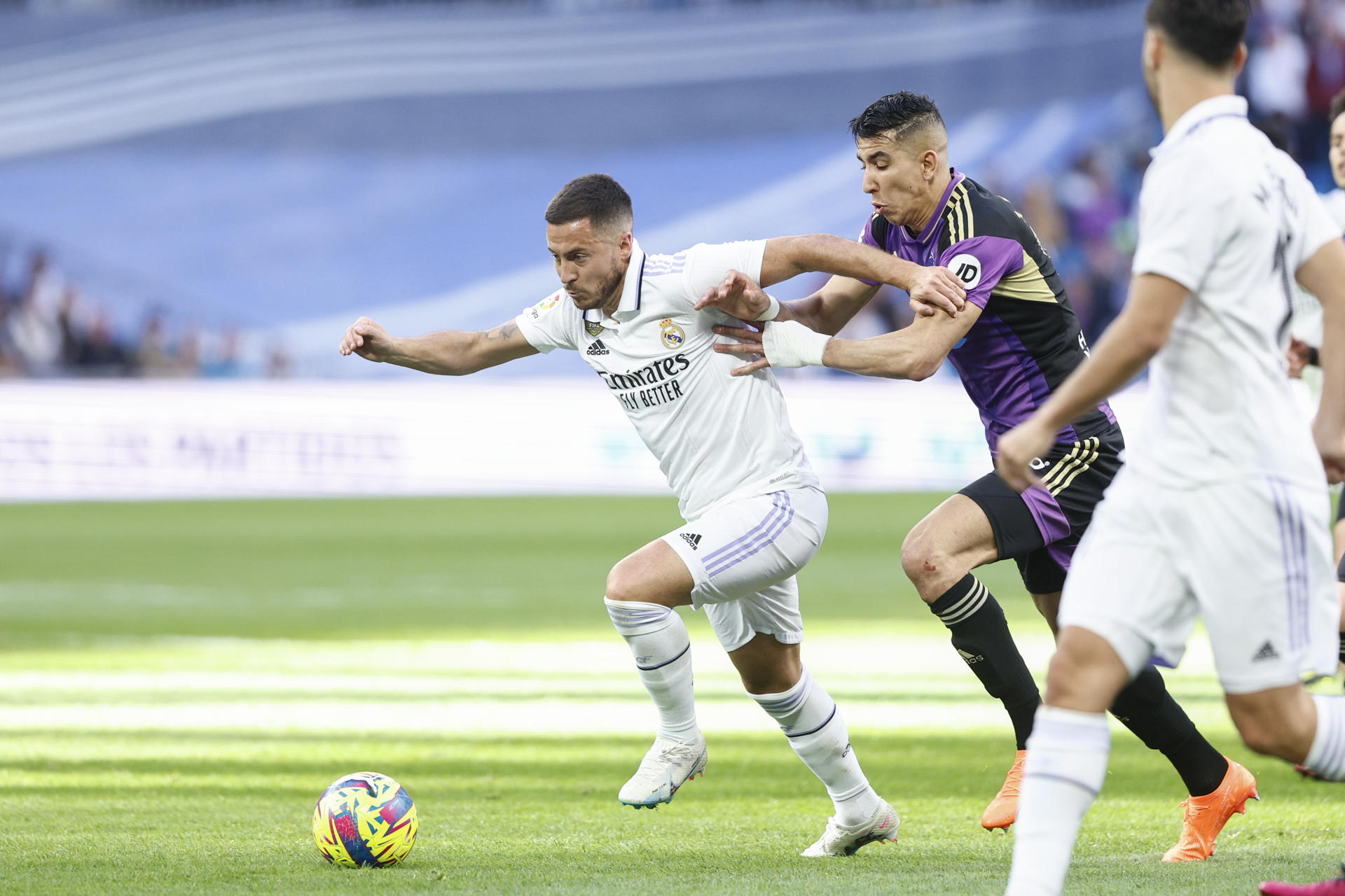 El centrocampista belga del Real Madrid, Eden Hazard (i) con el balón durante el partido de Liga que el Real Madrid y el Valladolid disputaron en el estadio Santiago Bernabéu de Madrid. EFE/ Rodrigo Jimenez