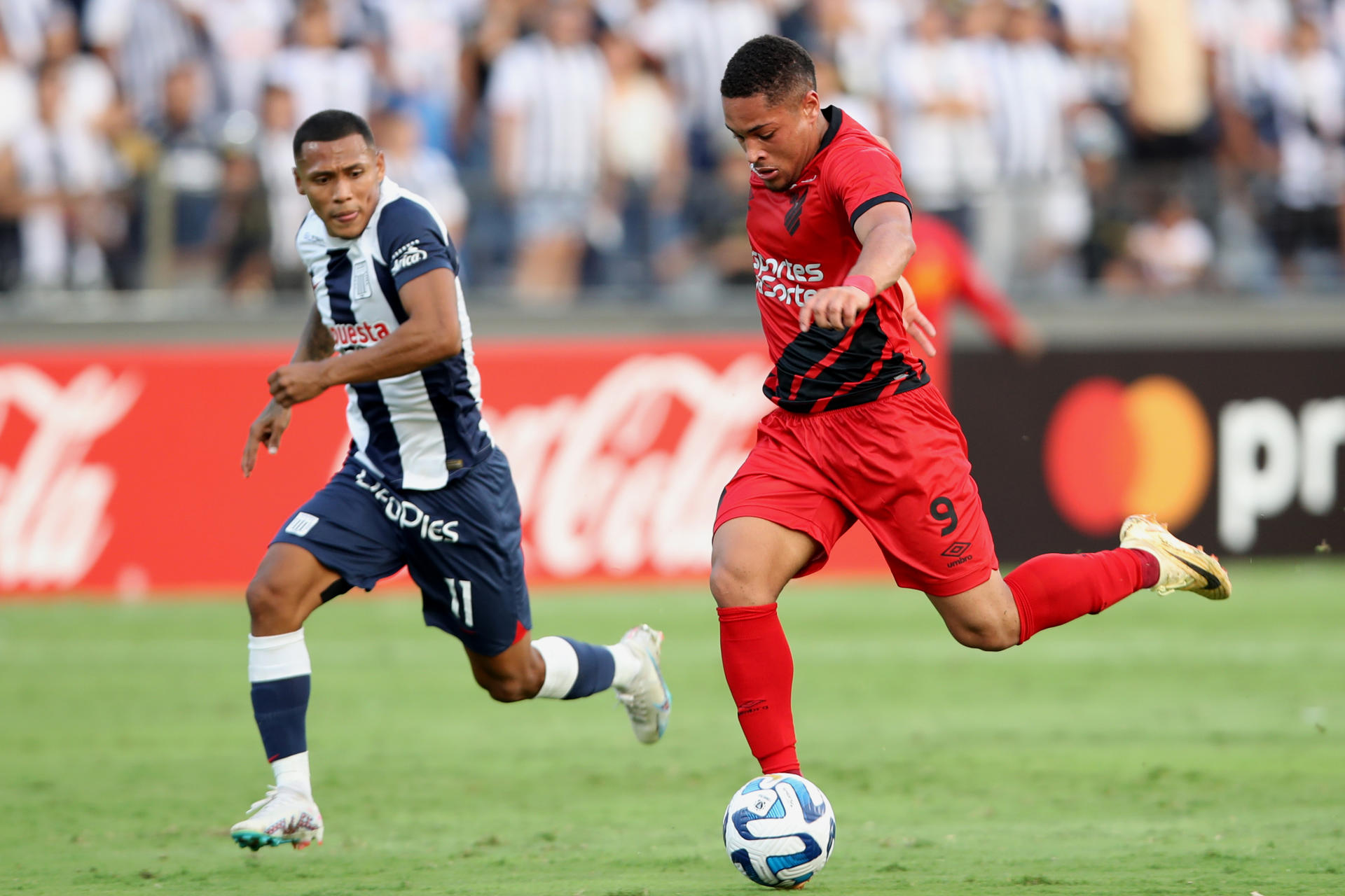 Brayan Reyna (i) de Alianza disputa un balón con Vitor Roque de Paranaense este 4 de abril de 2023, en un partido de la fase de grupos de la Copa Libertadores. EFE/ Paolo Aguilar