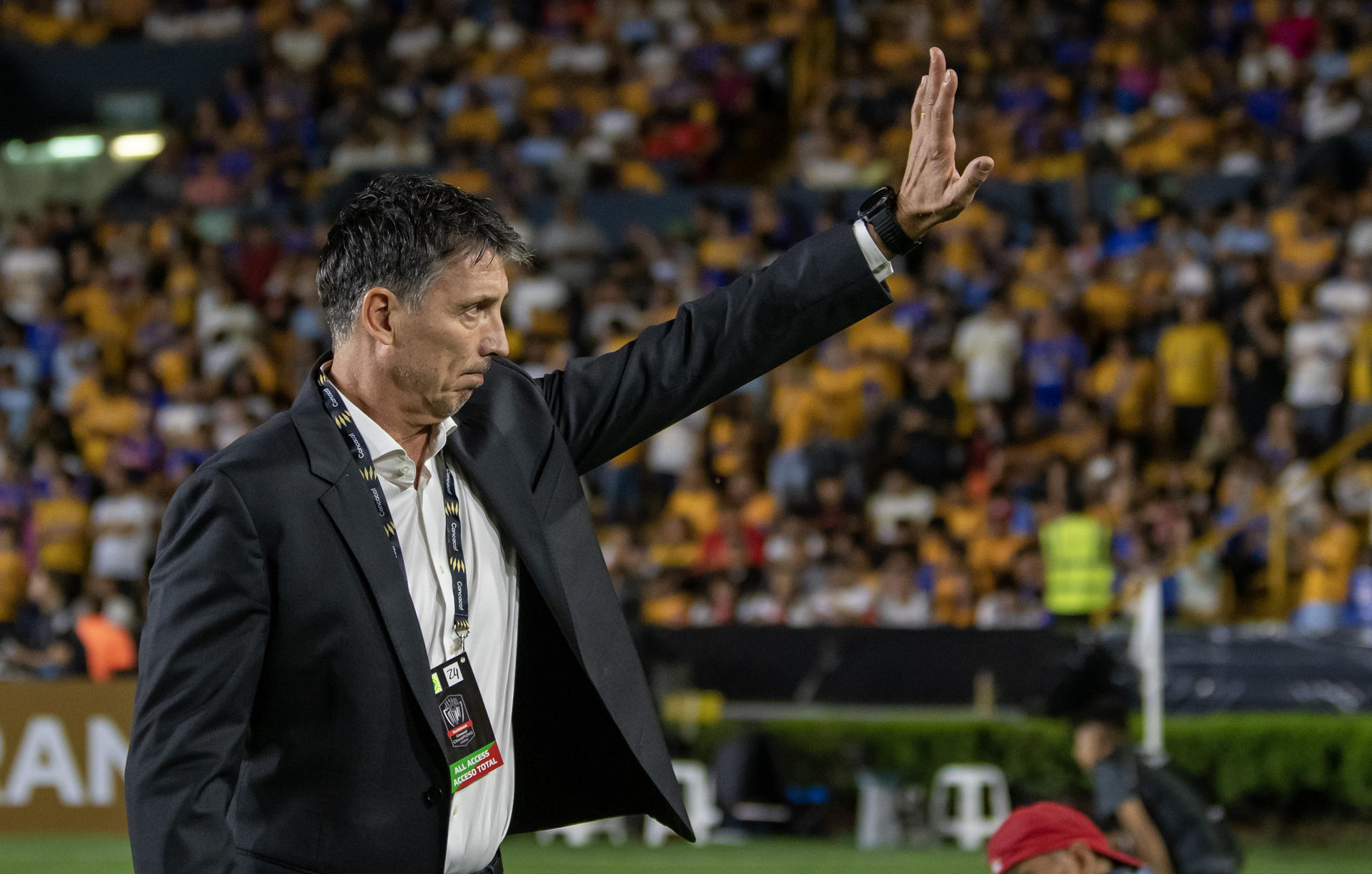 El entrenador de Tigres, Robert Dante Siboldi, saluda previo al juego entre Tigres de México y Motagua de Honduras hoy, durante el partido de vuelta correspondiente a los cuartos de final de la liga de campeones de la CONCACAF, en el estadio Universitario de la ciudad de Monterrey (México). EFE/Miguel Sierra 